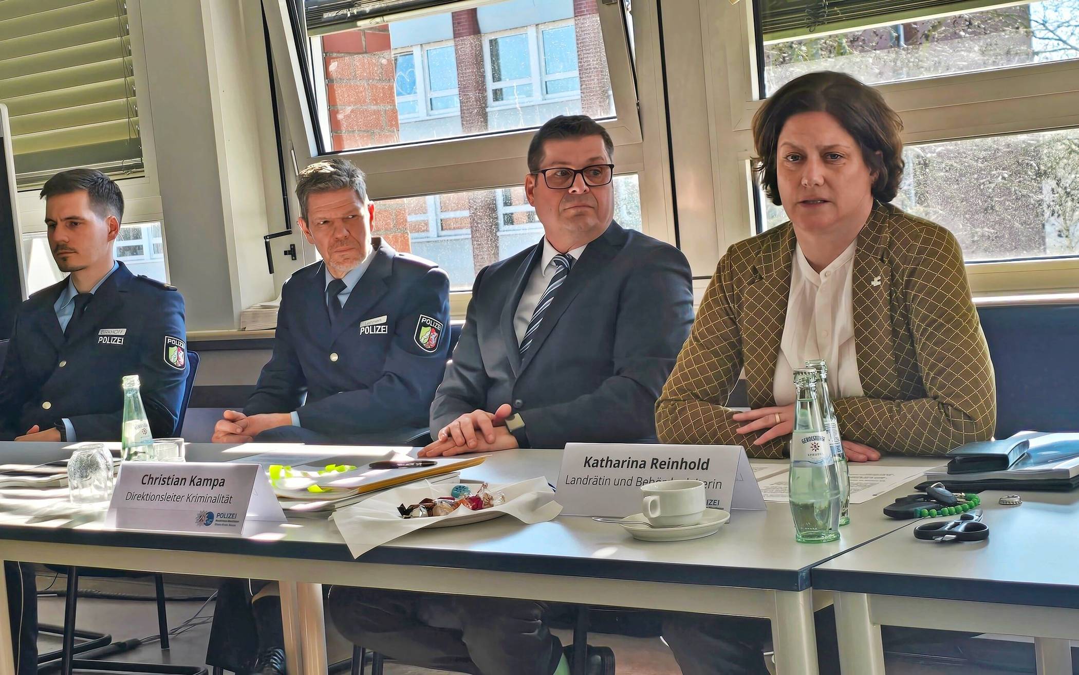  Bei der Vorstellung der Kriminalstatistik für das Jahr 2025 konnte Katharina Reinhold, die Landrätin und Polizeichefin im Rhein-Kreis Neuss, ihren Beamten ein hervorragendes Zeugnis ausstellen. 