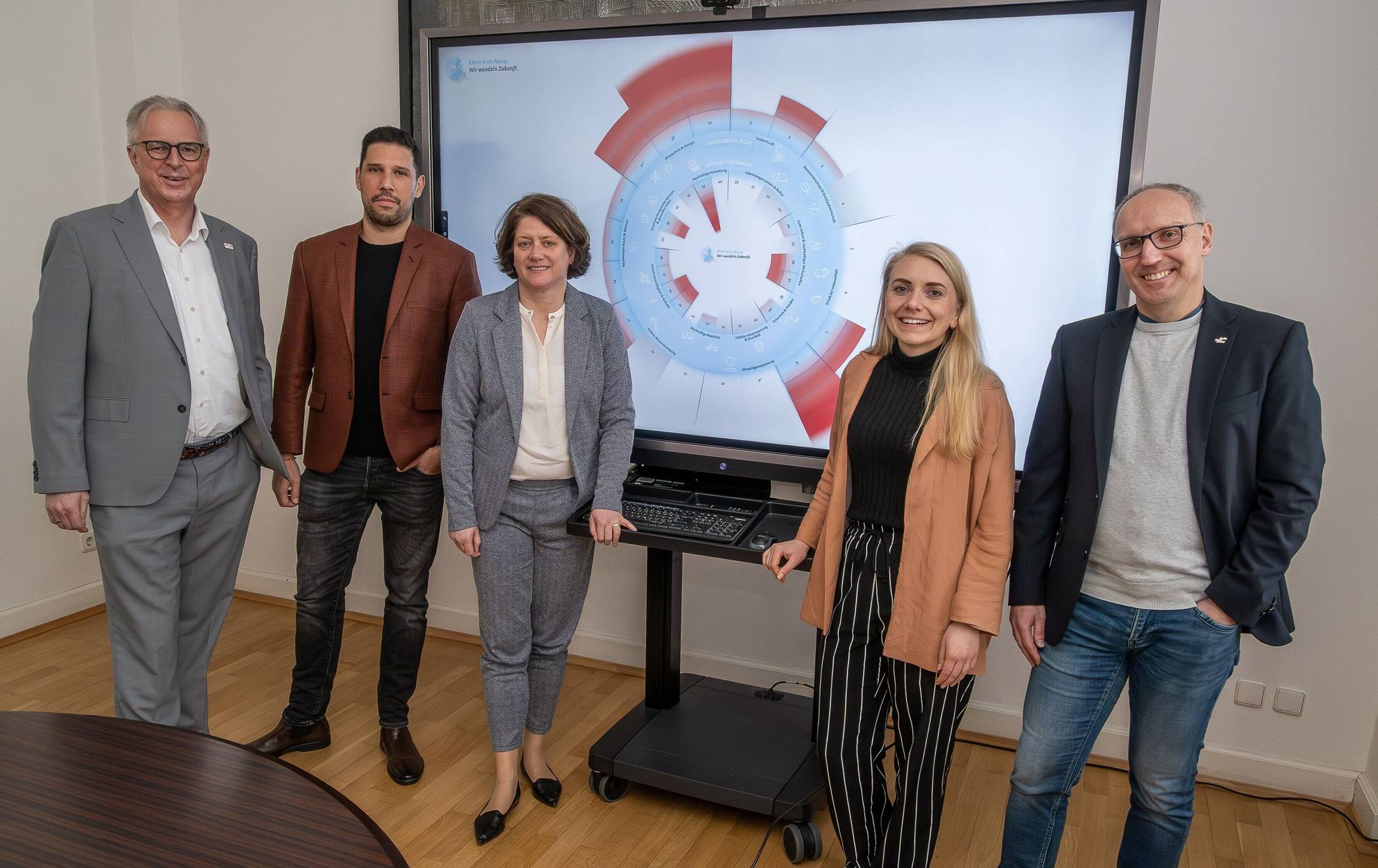  „Donut-Modell“ (von links): Kreisdirektor Dirk Brügge, Thiago de Carvalho Zakrzewski, der Beauftragte für Klimaschutz und Nachhaltigkeit des Kreises, Landrätin Katharina Reinhold, Nachhaltigkeitsmanagerin Aileen Wichmann und Amtsleiter Marcus Temburg.   