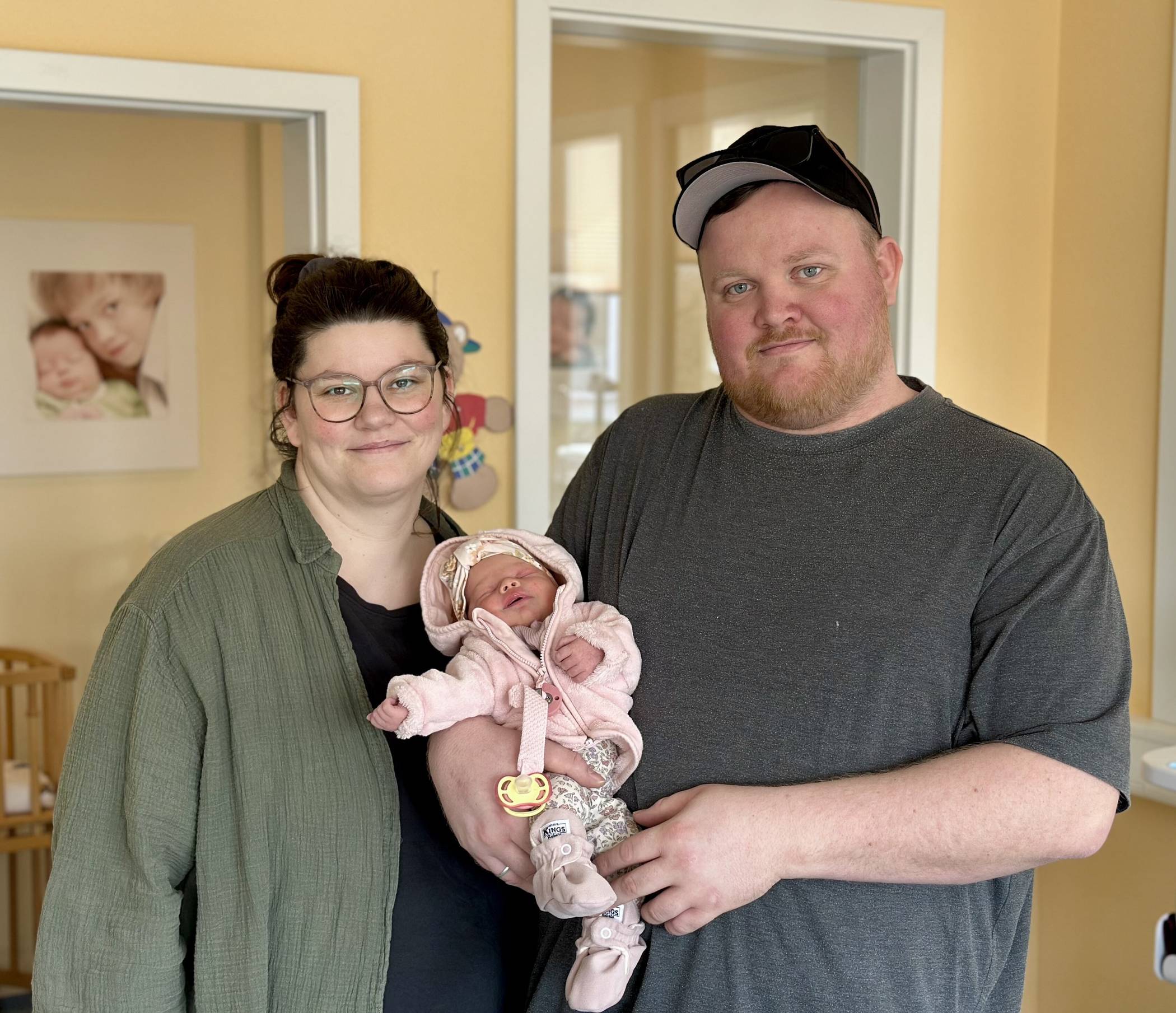 Lea und Daniel Steinbild mit ihrer Louisa.  