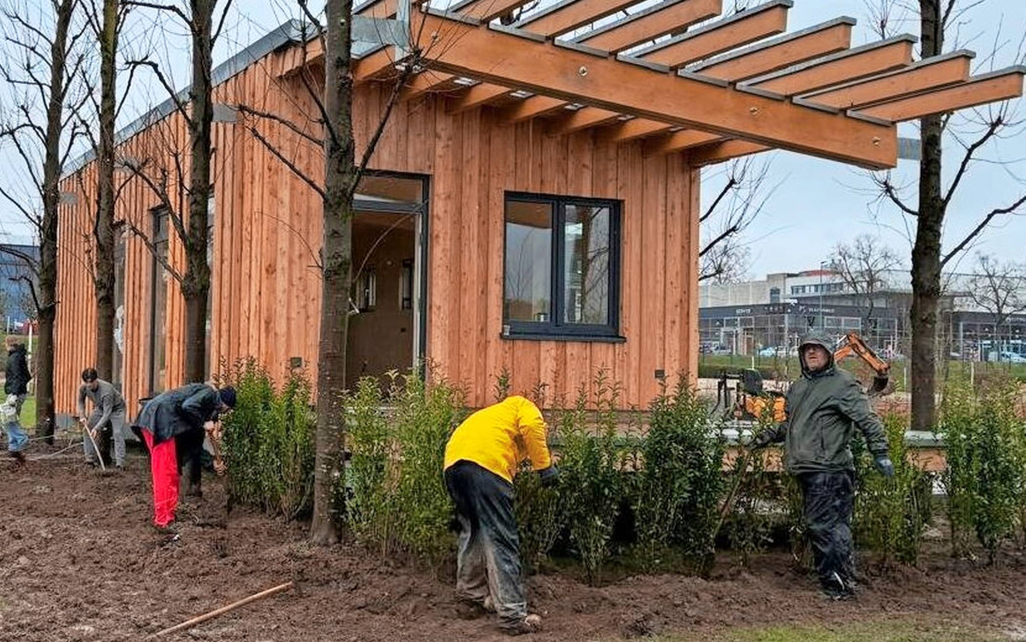  In einer Gemeinschaftsaktion sorgten junge Schützen der Schützenlust und der Scheibenschützen sowie einige "Nüsser Röskes"  für die Bepflanzung rund um das Schützenhaus auf dem Laga-Gelände. Foto: NBSV 
