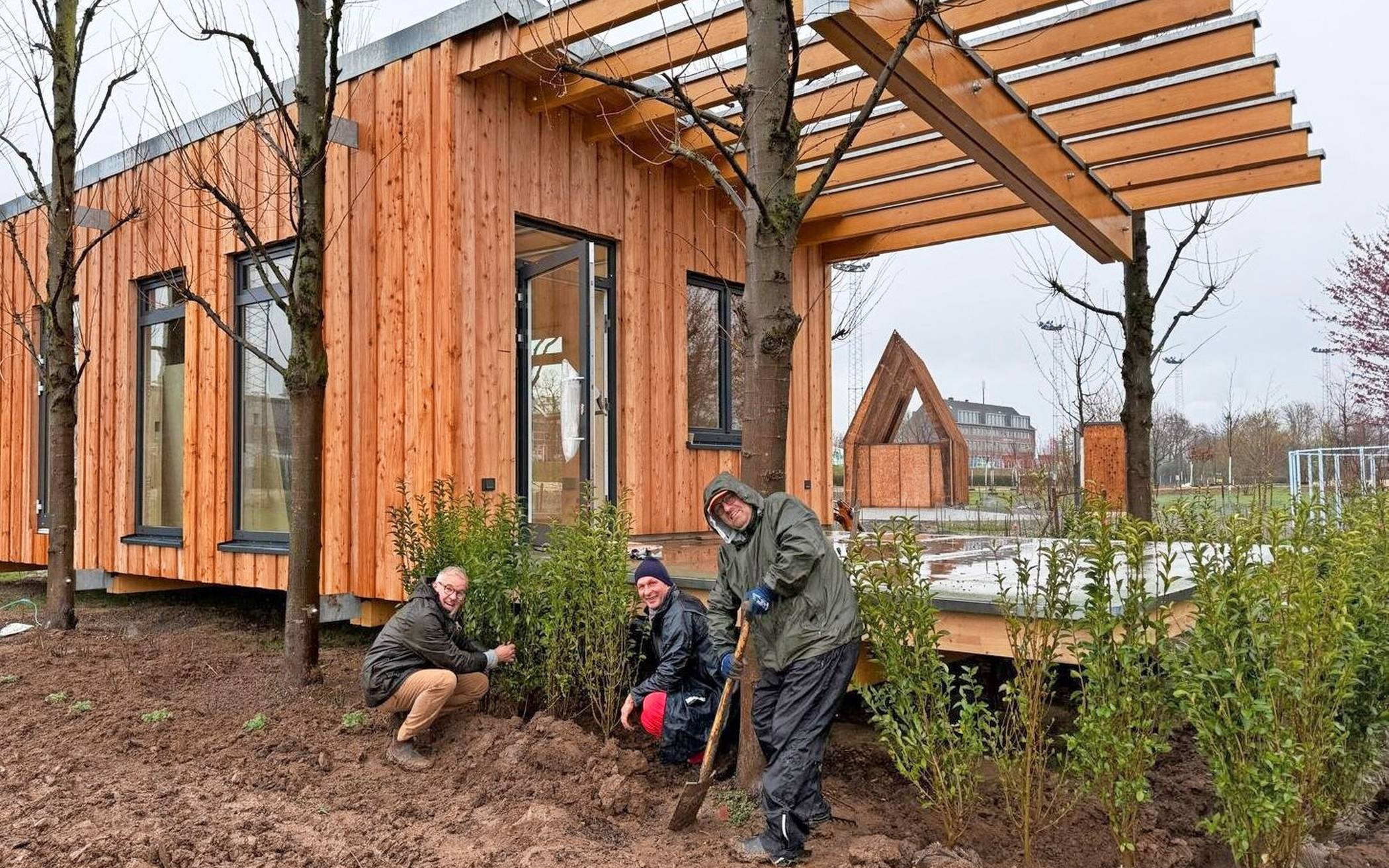 In einer Gemeinschaftsaktion sorgten junge Schützen der Schützenlust und der Scheibenschützen sowie einige "Nüsser Röskes"  für die Bepflanzung rund um das Schützenhaus auf dem Laga-Gelände. Foto: NBSV