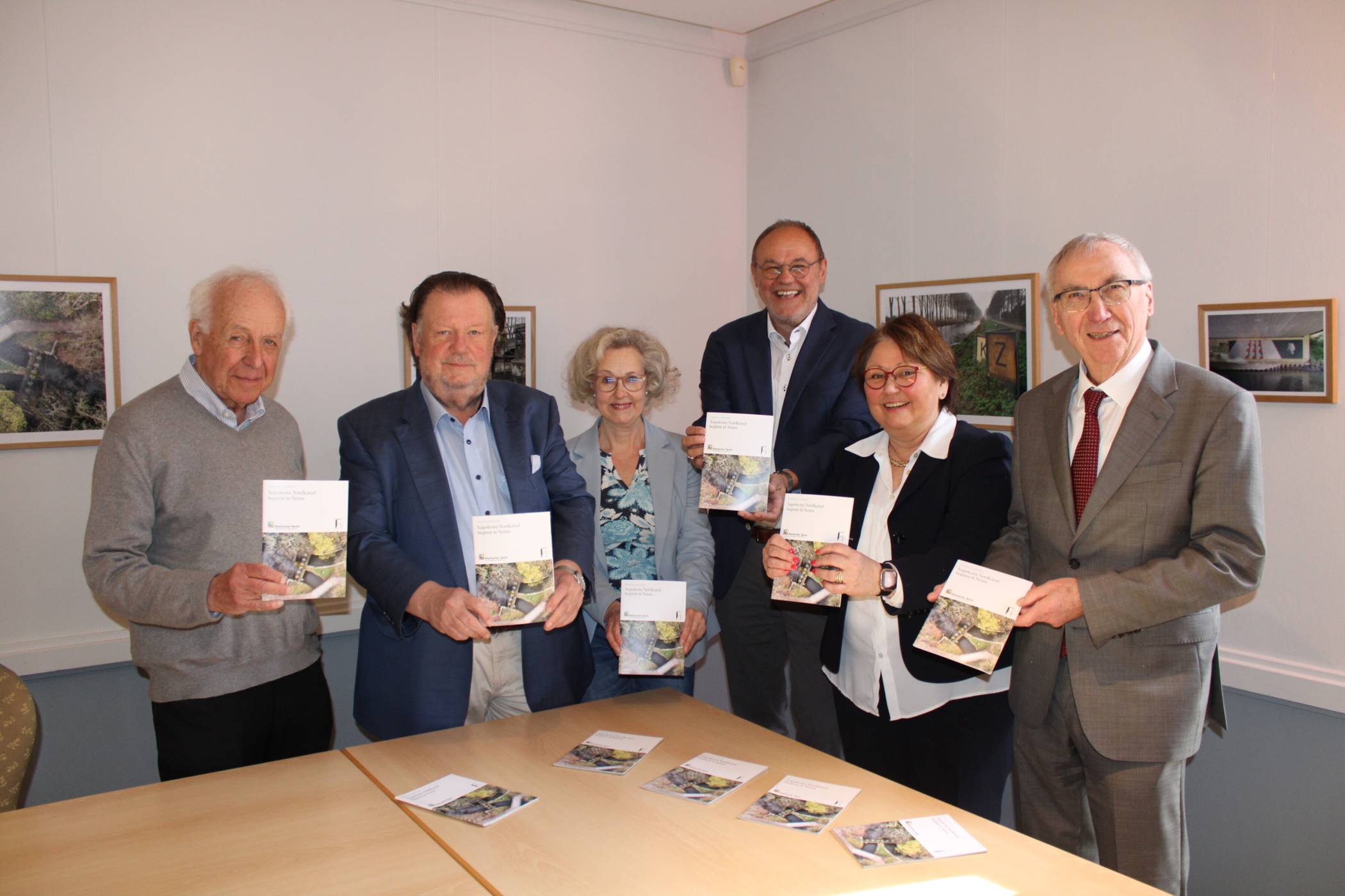  Sie stellten das Heft „Napoleons Nordkanal beginnt in Neuss“ vor (v.l.): Fotograf Thomas Mayer, Autor Ludger Baten, Dr. Bettina Vaupel (Rheinischer Verein für Denkmalpflege und Landschaftsschutz), Co-Autor Dr. Bernd Bucher, Elisabeth Heyers (Freunde &amp; Förderer des historischen Nordkanals in Neuss) und Co-Autor Klaus Karl Kaster.  