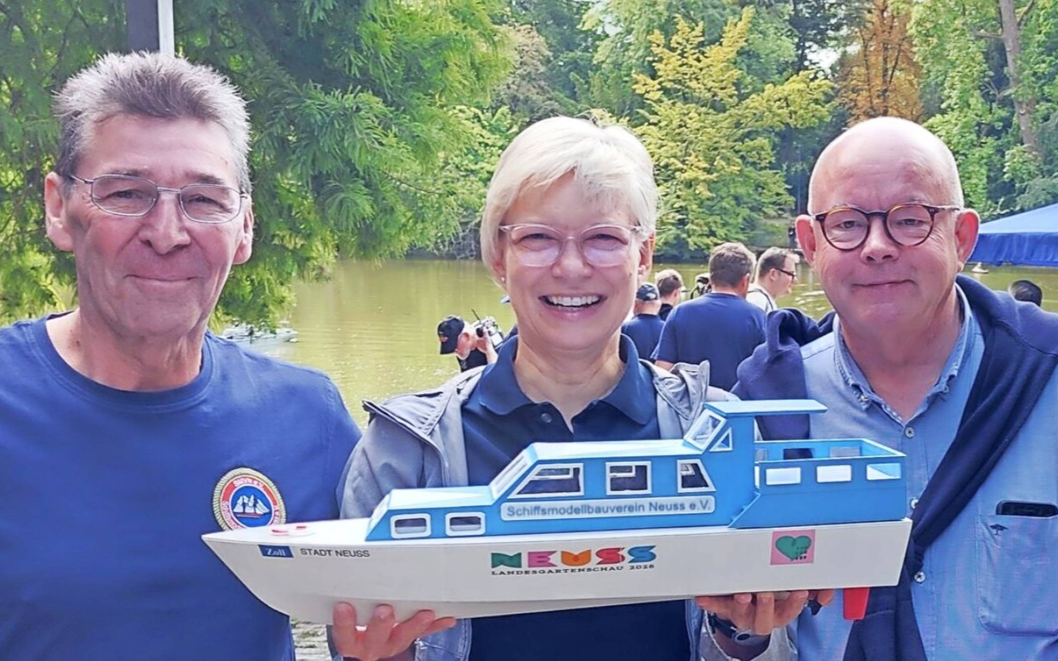 Die Laga-Flotte sticht in See: Udo Offergeld (l.) vom Schiffsmodellbauverein Neuss mit Helga Krecht und Peter Kamp (beide „Grünes Herz“).   