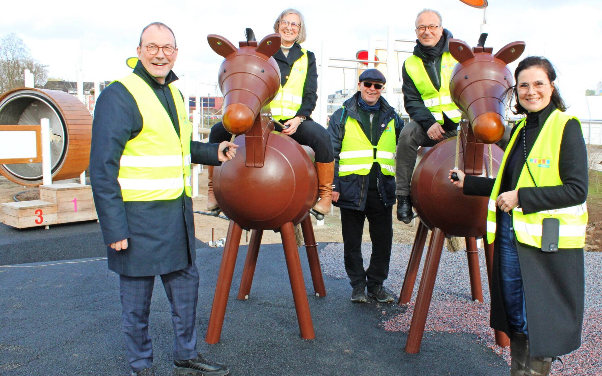 Auf dem Rennbahnspielplatz „galoppieren“ sie in