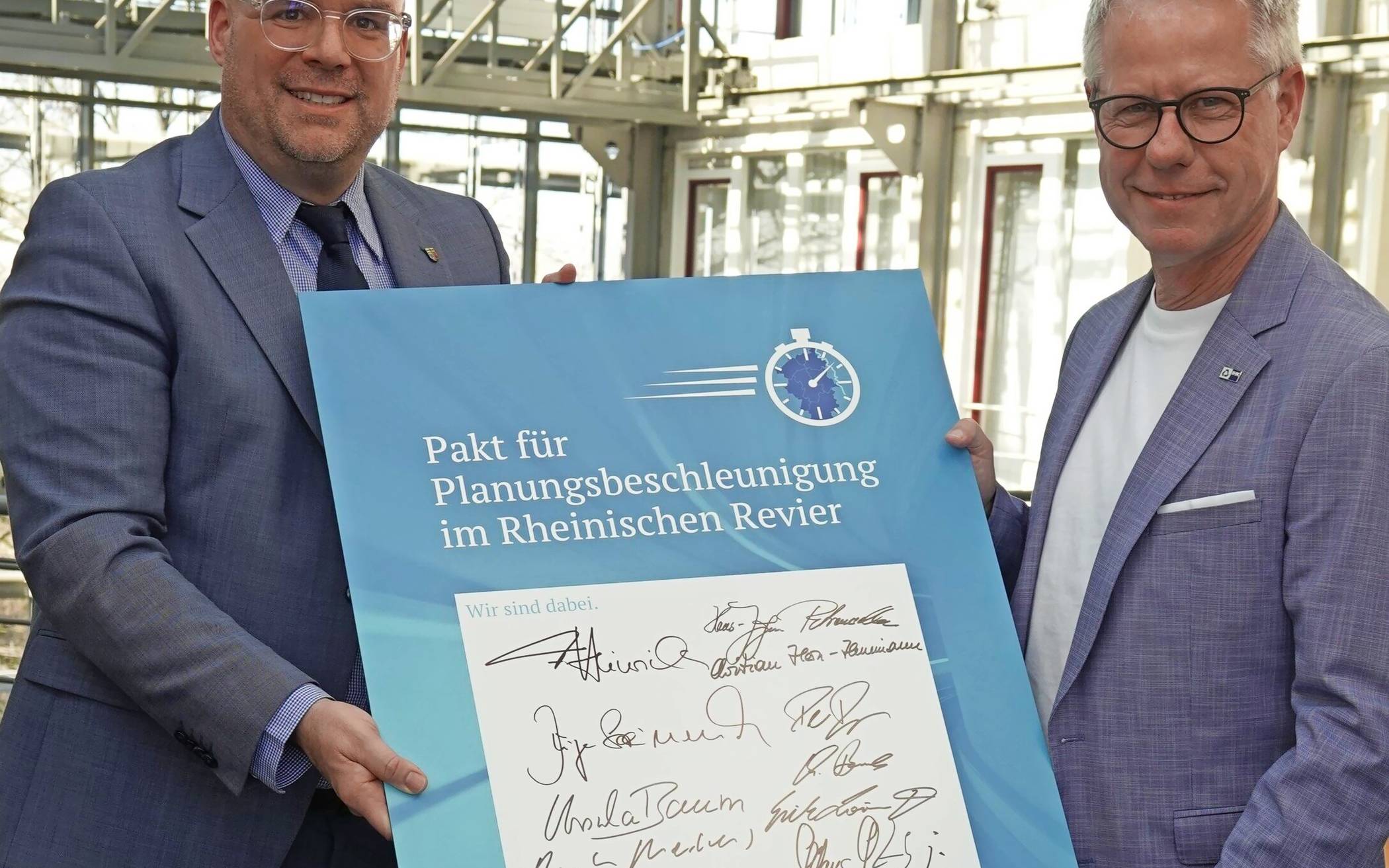  Bürgermeister Christian Horn-Heinemann hat im Beisein des Hauptgeschäftsführers der IHK Mittlerer Niederrhein, Jürgen Steinmetz, den „Pakt für Planungsbeschleunigung im Rheinischen Revier“ unterzeichnet. 