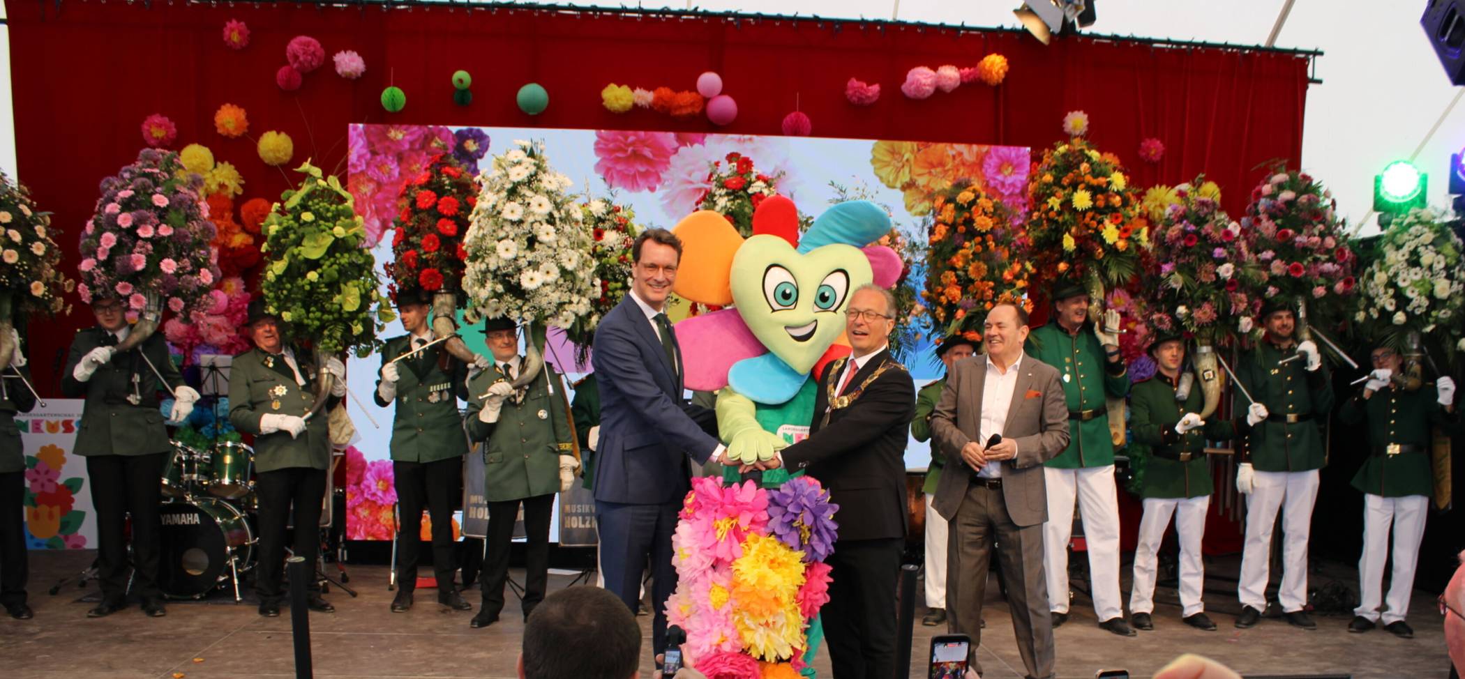  „Die Laga kann beginnen“: Bürgermeister Reiner Breuer und NRW-Ministerpräsident Hendrik Wüst drückten gemeinsam mit Flori von Grünherz auf den „Startknopf“. 