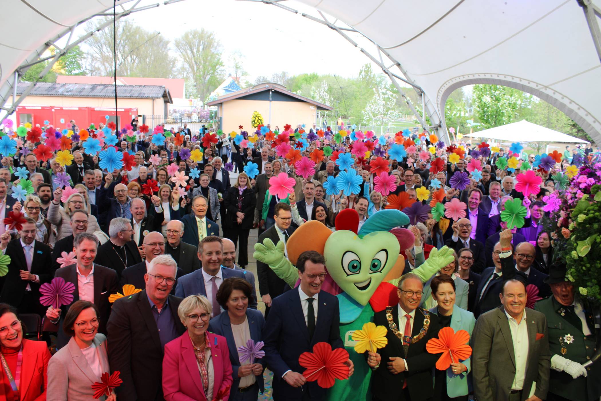 Los geht‘s: Publikum und Offizielle feiern mit bunten „Blumen“ den Laga-Auftakt. 