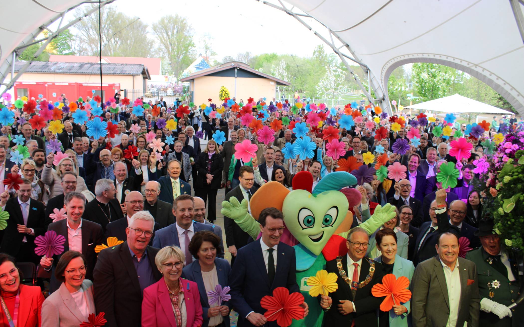 Los geht‘s: Publikum und Offizielle feiern