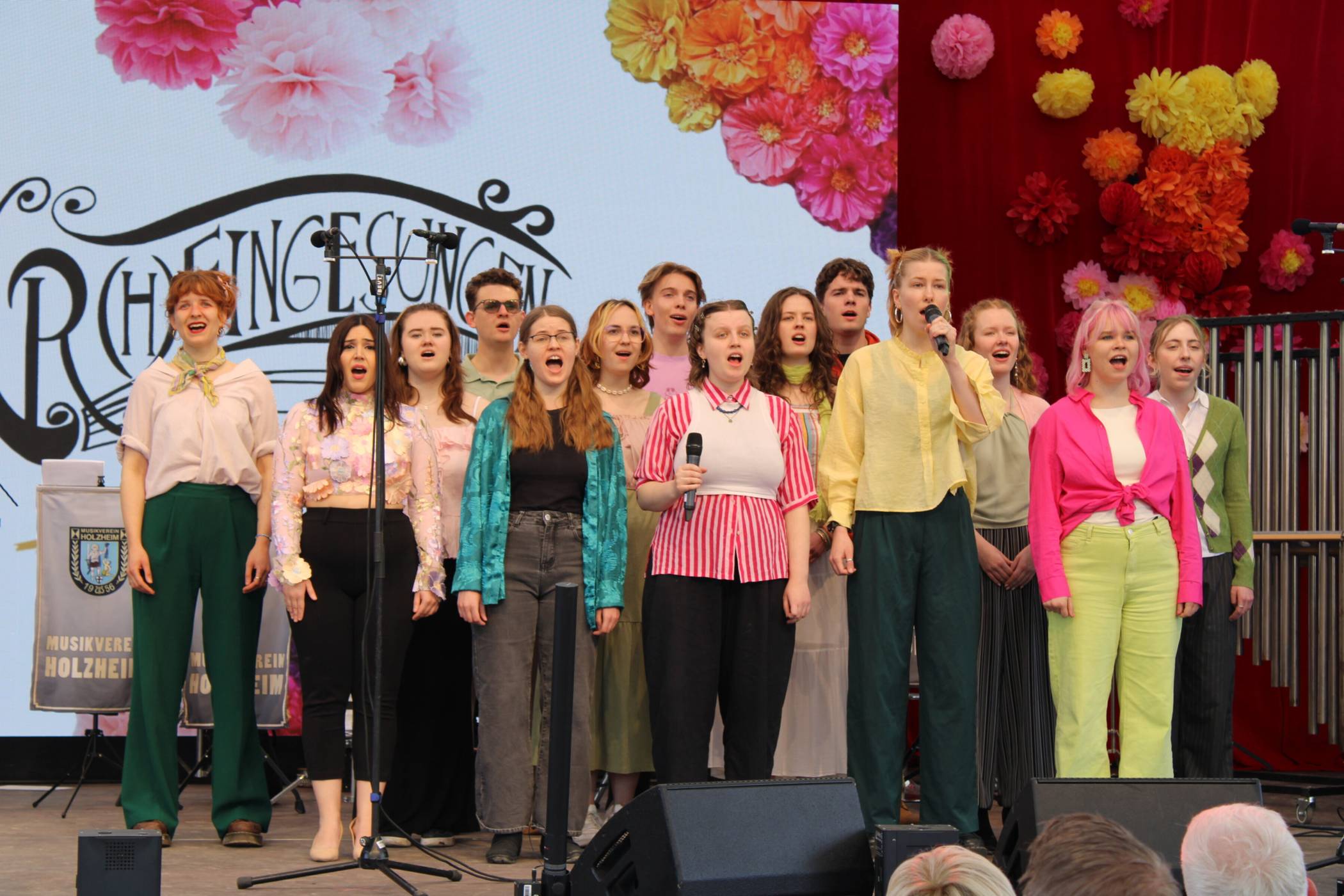 Das Gesangsensemble „Rheingesungen“ der Musikschule Neuss begeisterte unter anderem mit Stings „Fields of Gold“.