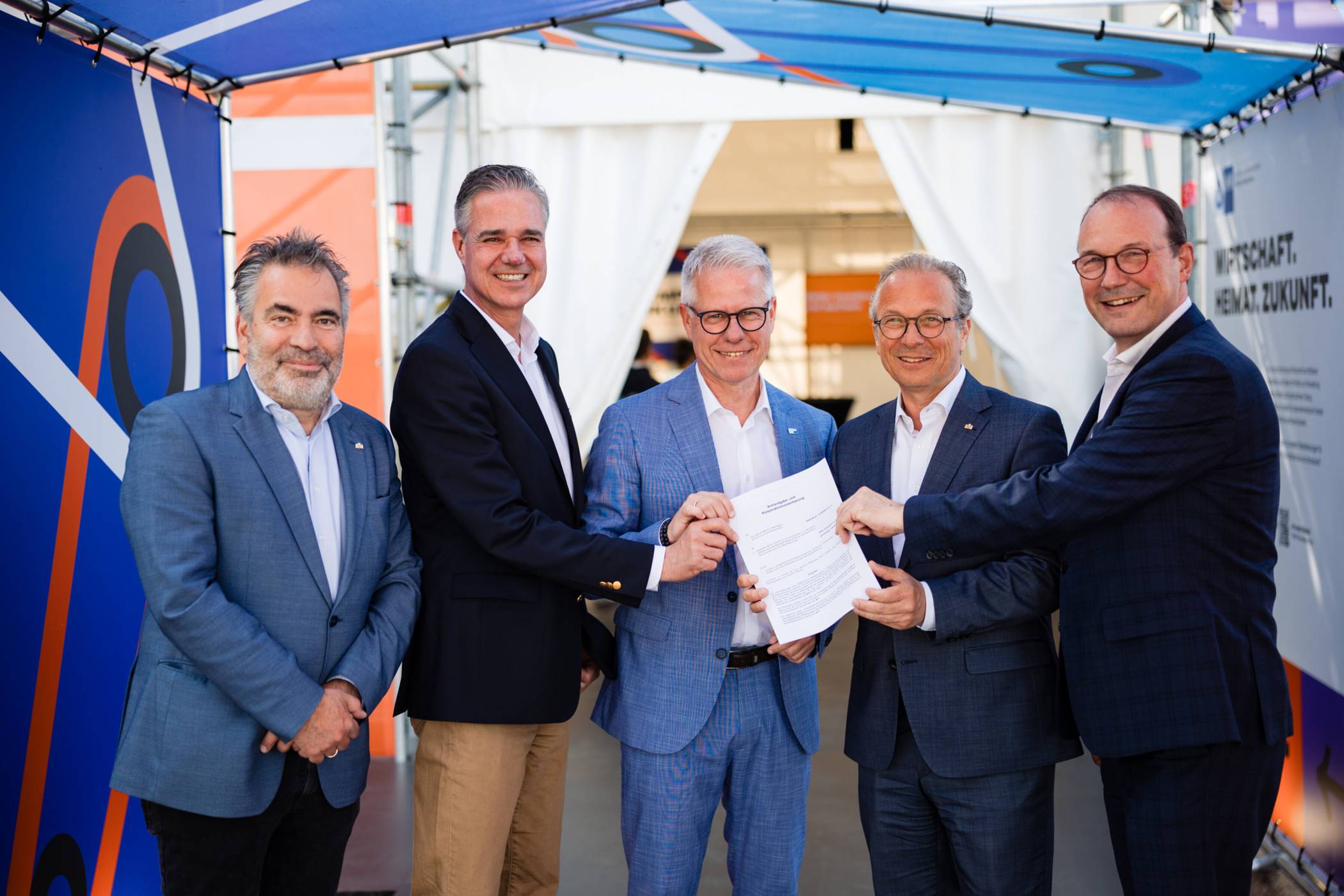Nach der Unterzeichnung der Anhandgabe- und Kooperationsvereinbarung für die Errichtung eines „Campus für Bildung und Innovation“ auf dem Wendersplatz (v.l.): Andreas Galland, Leiter des Rechtsamts der Stadt Neuss, IHK-Präsident Elmar te Neues, IHK-Hauptgeschäftsführer Jürgen Steinmetz, Bürgermeister Reiner Breuer und Beigeordneter Christoph Hölters.   