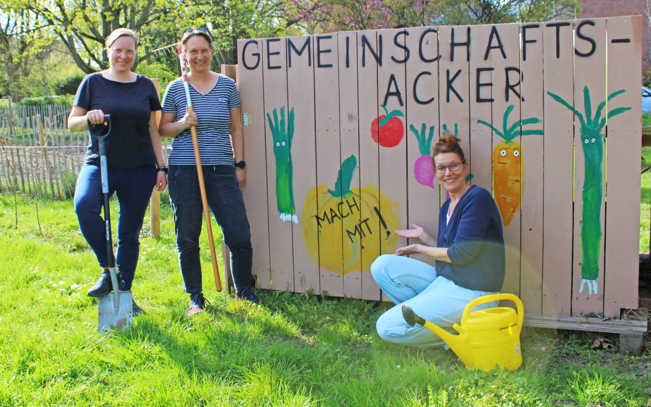  „Mach mit!“: Anna Kauhausen, Steffi Stamm (beide Kita Kappeswiese) und Francesca Mölders (Burgunderschule) an der Wand des Wasserkanisters, den Schule und Kindertagesstätte gemeinsam gestaltet haben.  