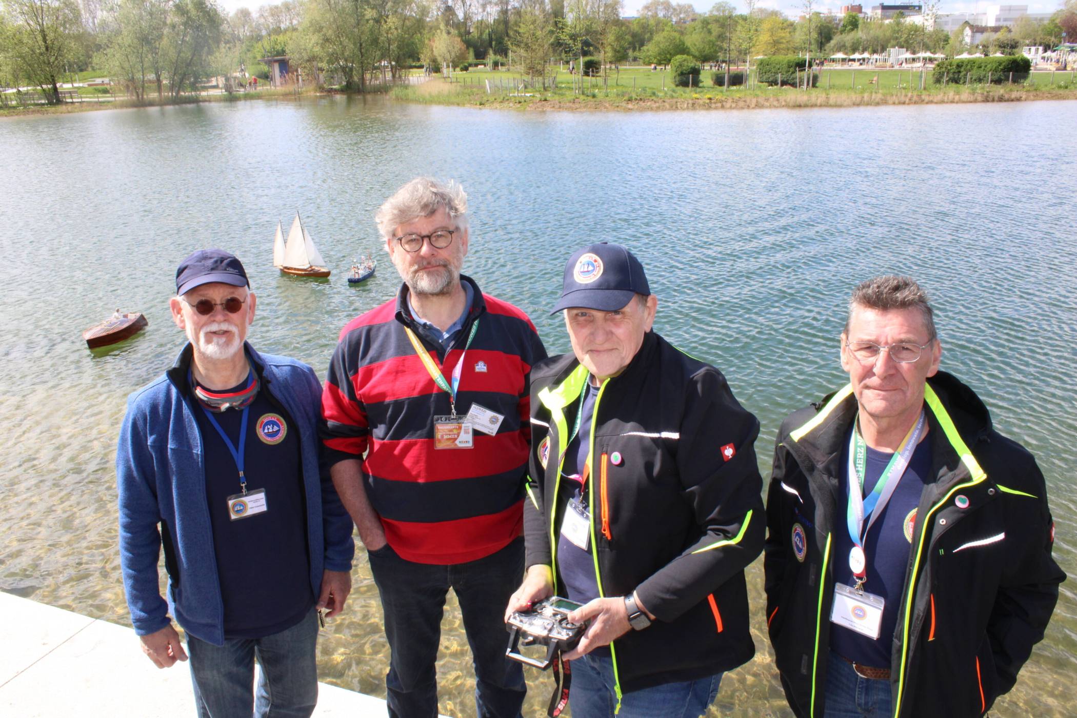   Die Neusser Schiffsmodellbauer laden die jungen Laga-Besucher ein, selbst ein Boot auf dem Wasser zu fahren (v. l.): Dieter Schumacher, Jörg Schmitz, Dieter Schnock und Udo Offergeld.   