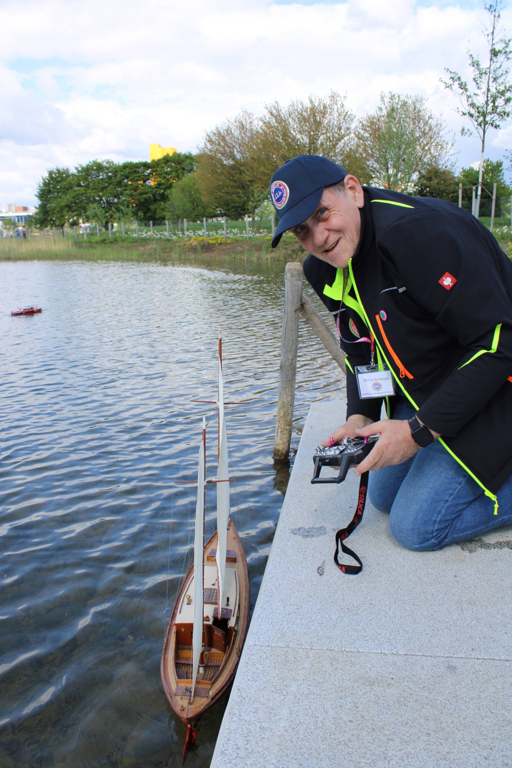  Dieter Schnock lässt sein Segelboot zu Wasser. 