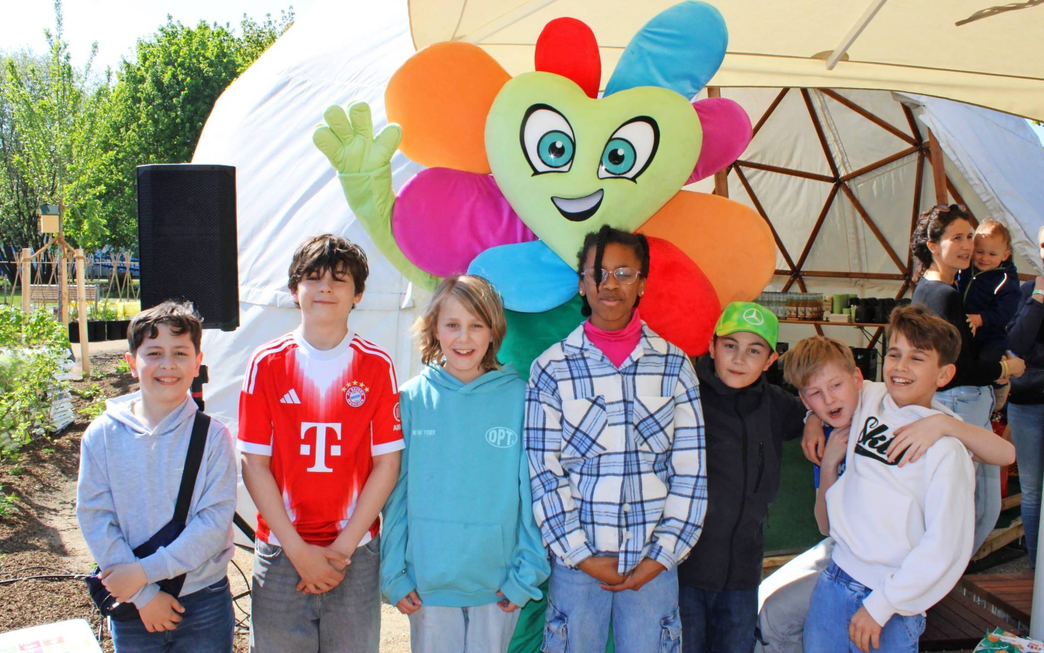  Schüler des Alexander-von-Humboldt-Gymnasiums mit Flori von Grünherz. 