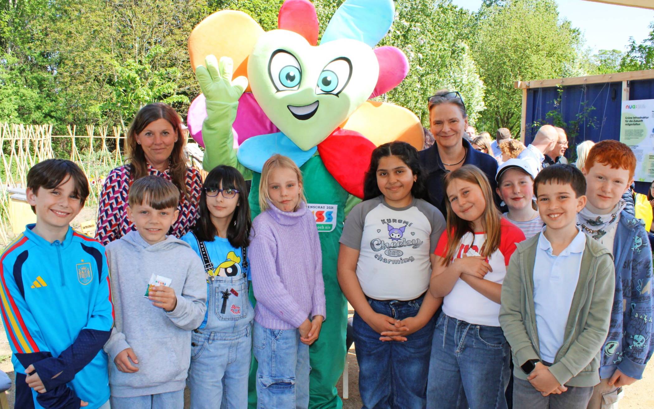  Laga-Maskottchen Flori von Grünherz mit Schülern der Dreikönigen-Schule, ihrer Schulleiterin Sandra Marott und Alltagshelferin Kirsten Meerkamp. 