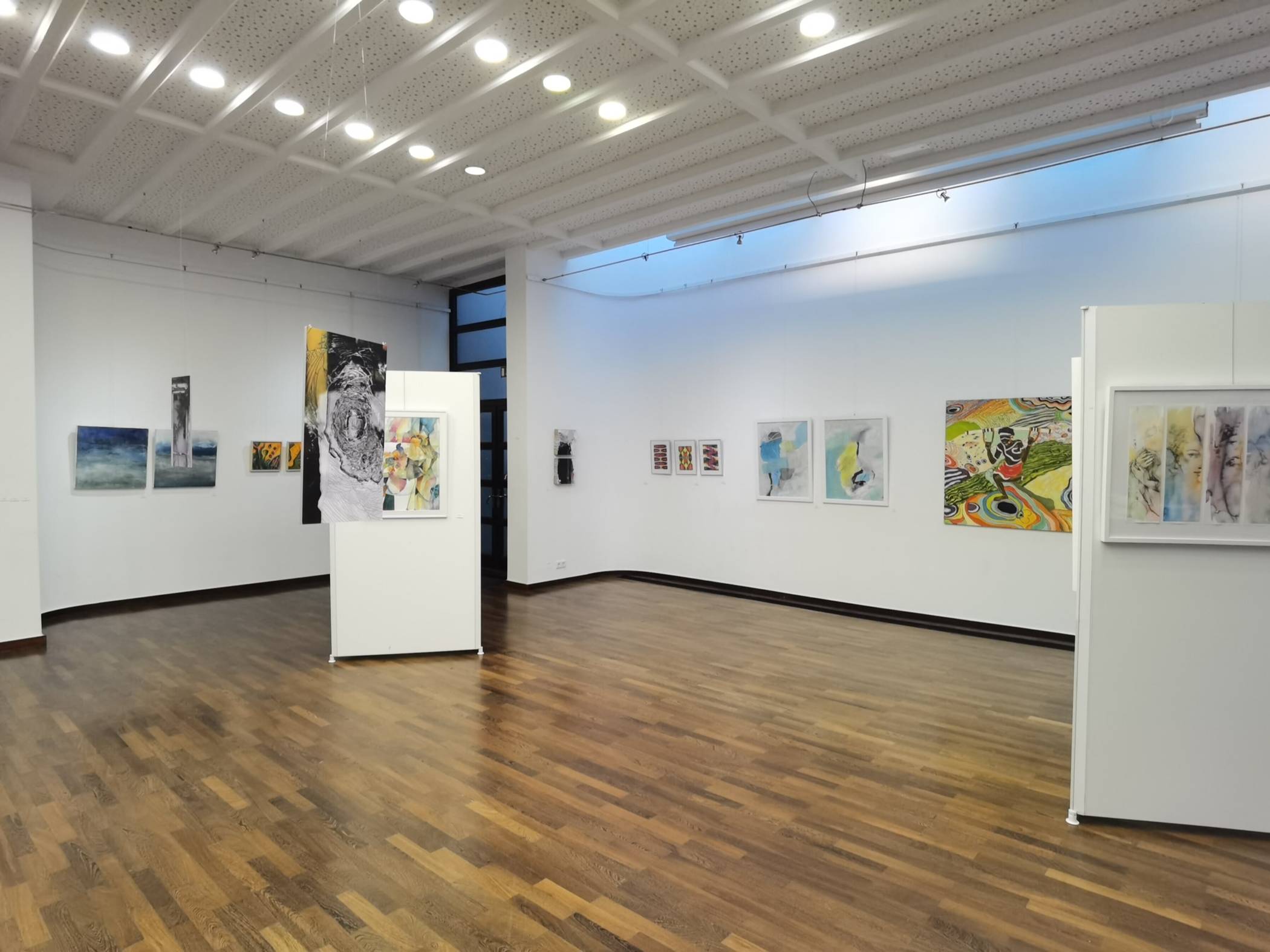  Die Städtische Galerie im Rathaus Büttgen ist das „Wohnzimmer“ der Kaarster Künstler. Hier finden regelmäßig Kunstausstellungen statt. Foto: Thomas Broich/Archiv 