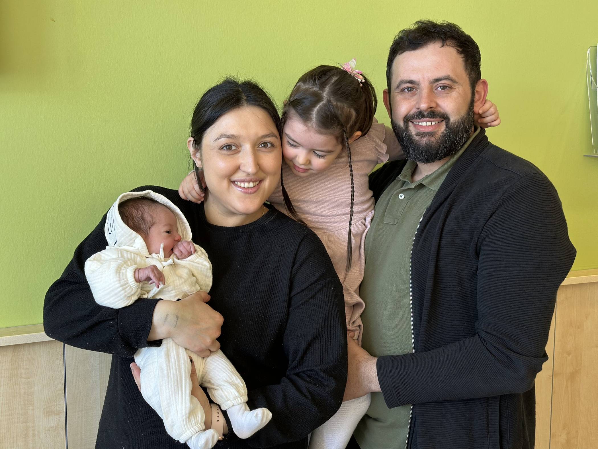 Ayse und Kenan Dönmez mit Meryem (3) und Göktug.   