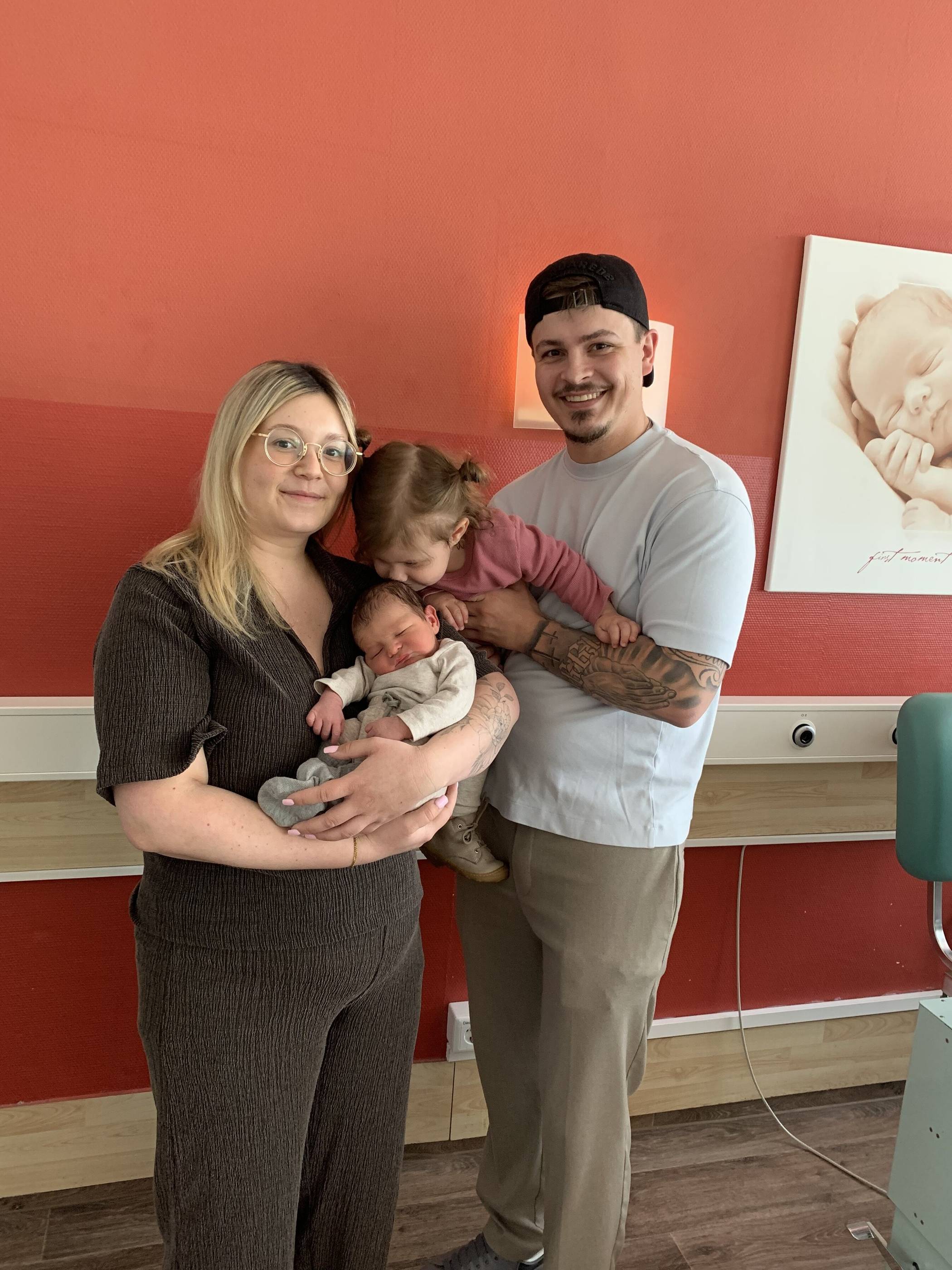  Jennifer und Kevin Dyla mit Lucia (1) und dem kleinen Kian.  