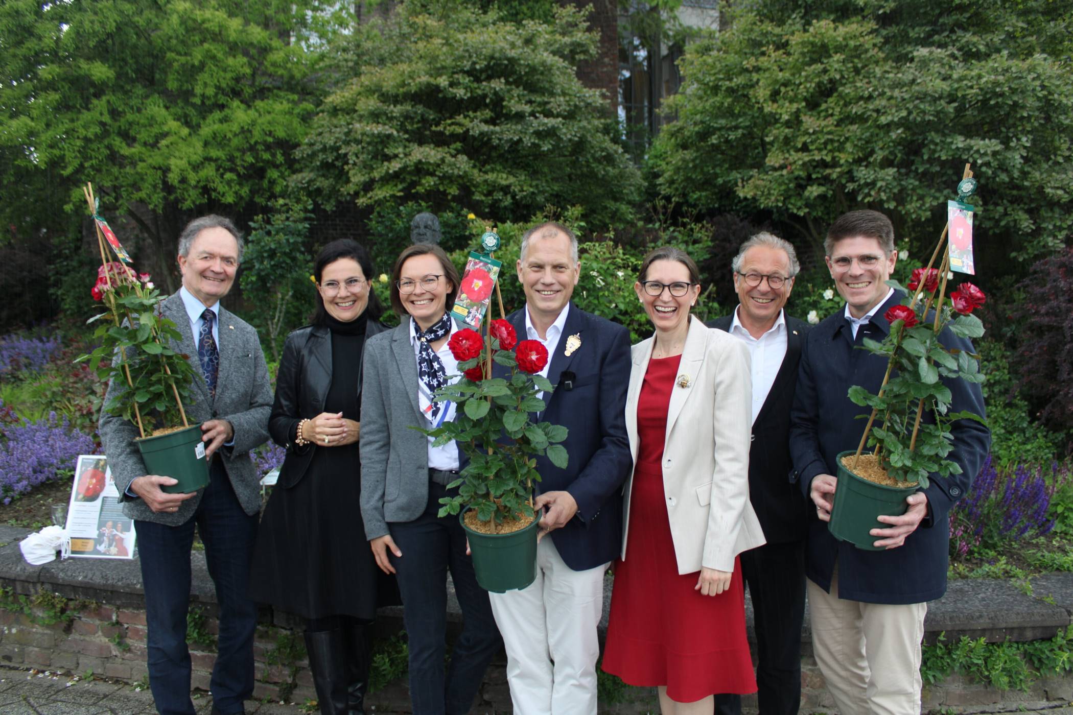 Beste Laune bei der Präsentation der Rose für Neuss (v.l.): NBSV-Präsident Martin Flecken, Sandra Maria Breuer (Co-Vorsitzende Grünes Herz), Christin Haack (Hauptgeschäftsführerin Landesverband Gartenbau NRW), das Schützenkönigspaar Franz Josef und Claudia Odendahl, Bürgermeister Reiner Breuer und Marcus Longerich (Vorstand Sparkasse und Co-Vorsitzender „Grünes Herz“).