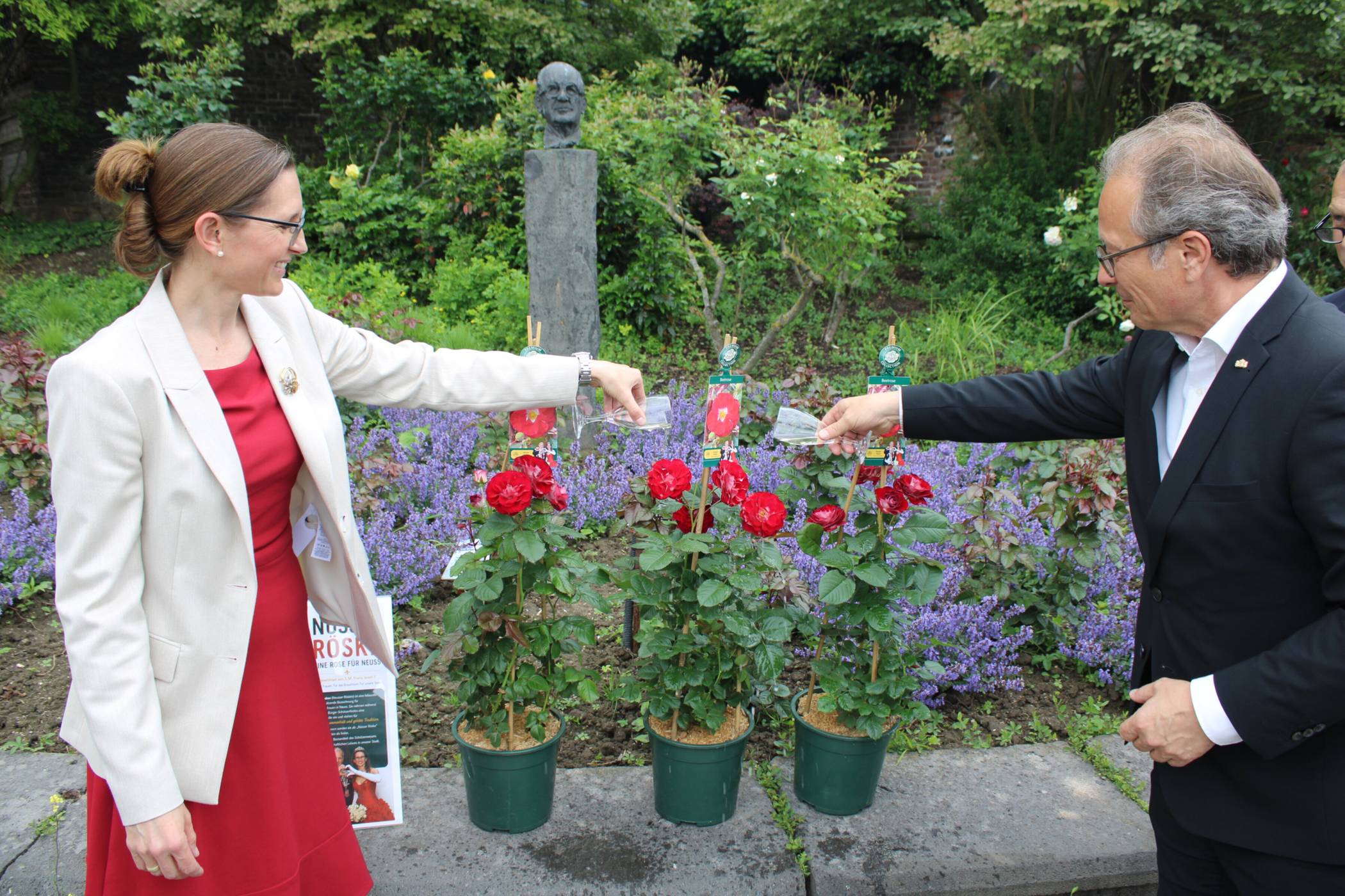  Schützenkönigin Claudia Odendahl und Bürgermeister Reiner Breuer taufen die Rose auf den Namen „Nüsser Röske“.  
