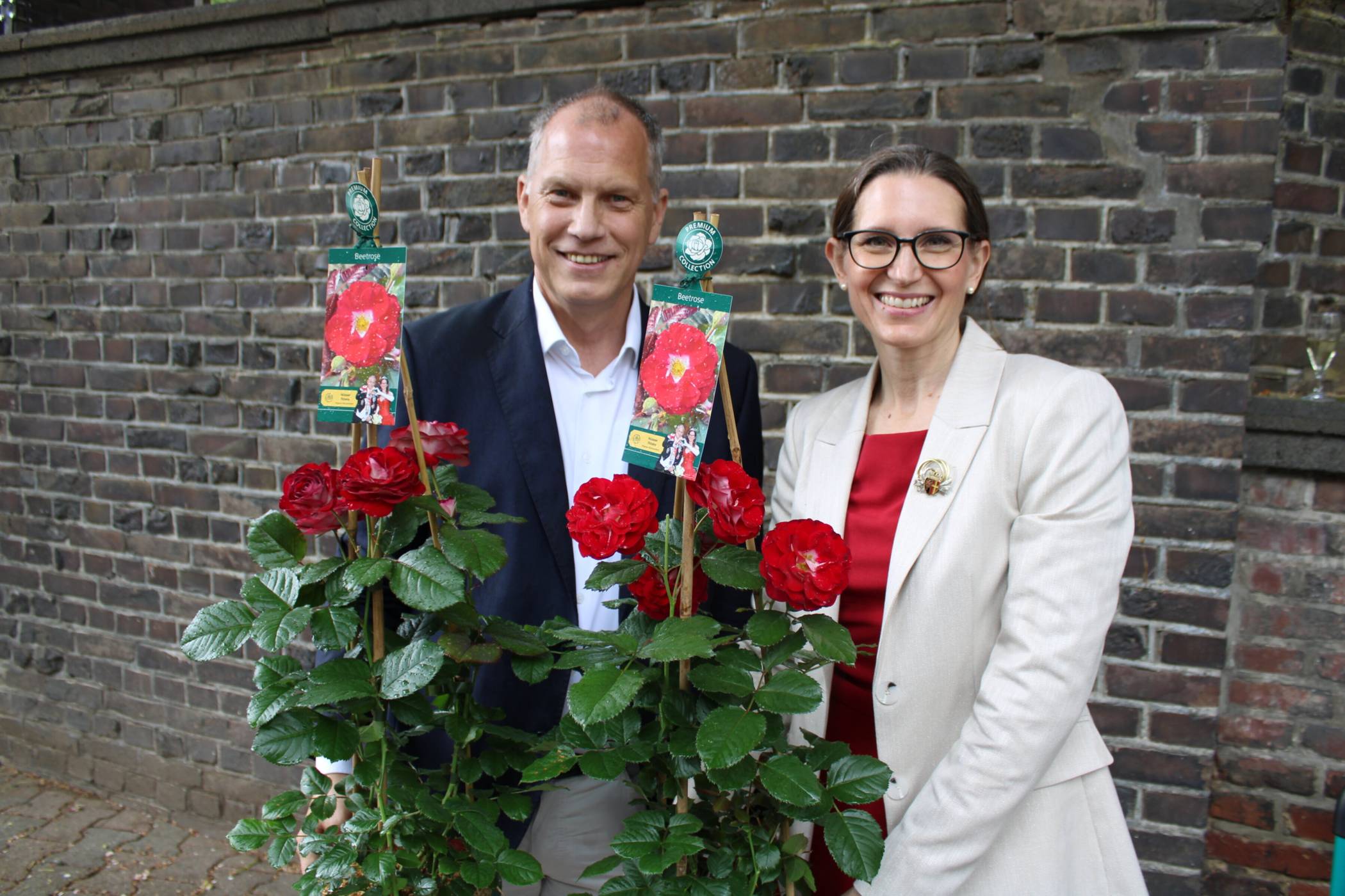  Franz Josef Odendahl und seine Königin Claudia präsentieren das „Nüsser Röske“.  