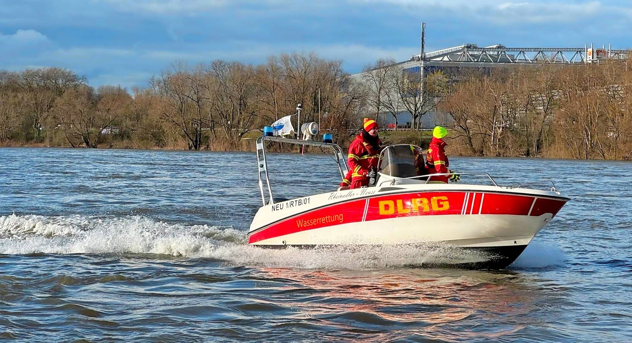 Die Neusser DLRG wacht über 52 Rhein-Kilometer. „Der Rhein ist vielbefahren. Wir spielen ja auch nicht auf der Autobahn – weshalb also im Rhein?“, appelliert DLRG-Einsatzleiter Thomas Tscheuschner an die Vernunft der Rhein-Besucher.  