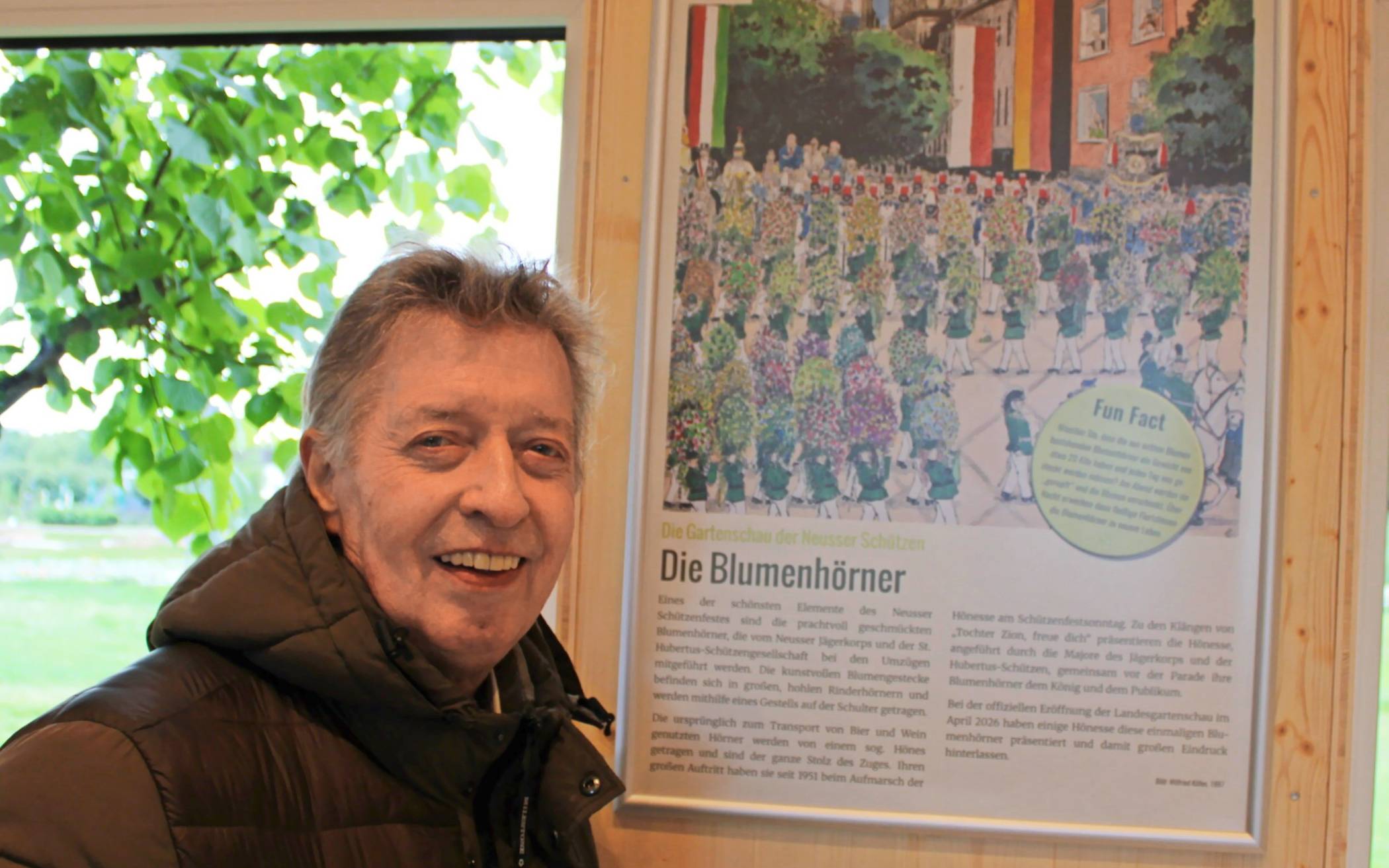 Der Neusser Karikaturist Wilfried Küfen vor einem seiner Schützenplakate.