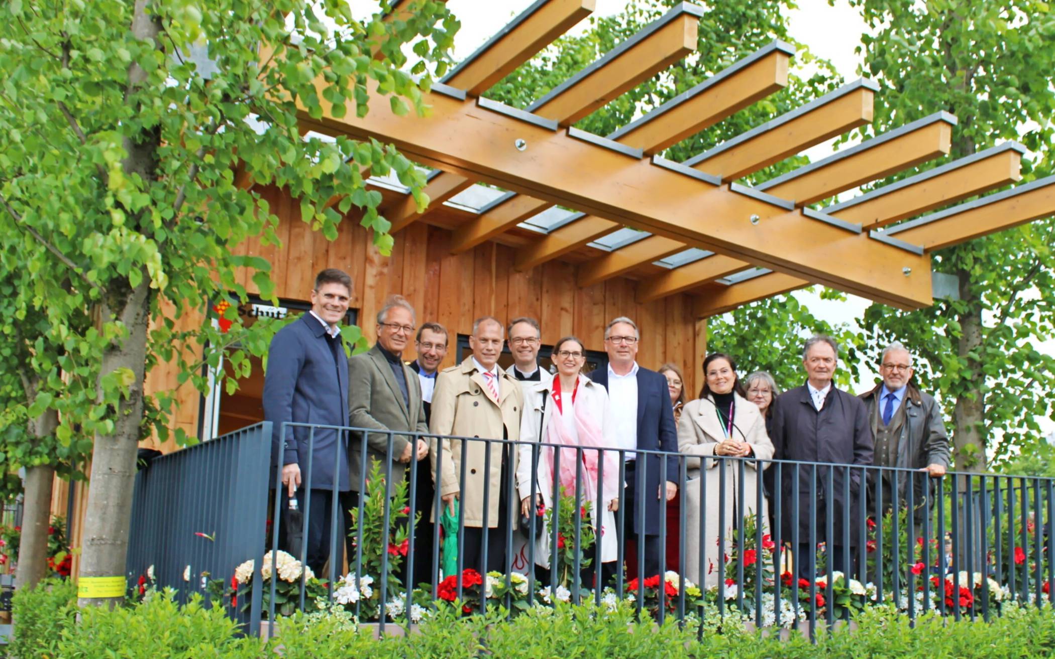 Beste Laune bei der Eröffnung des Schützenhauses auf dem Laga-Gelände, mit dabei unter anderem (v.l.) Marcus Longerich (NBSV und „Grünes Herz), Bürgermeister Reiner Breuer, Pfarrer Sebastian Appelfeller, Schützenkönig Franz Josef Odendahl, Oberpfarrer Andreas Süß, Schützenkönigin Claudia Odendahl, Klaus Habbig (NBSV), Sandra Maria Breuer („Grünes Herz“), NBSV-Präsident Martin Flecken und Markus Jansen (NBSV).  