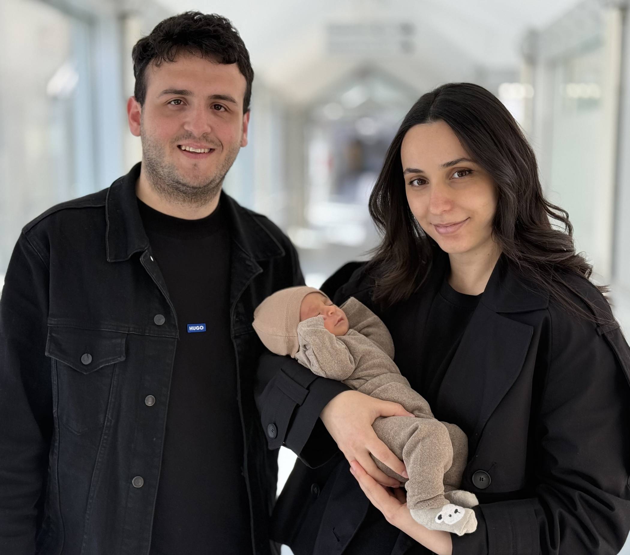 Florentina und Albion Abazi-Marmullaku mit ihrem Marin.   