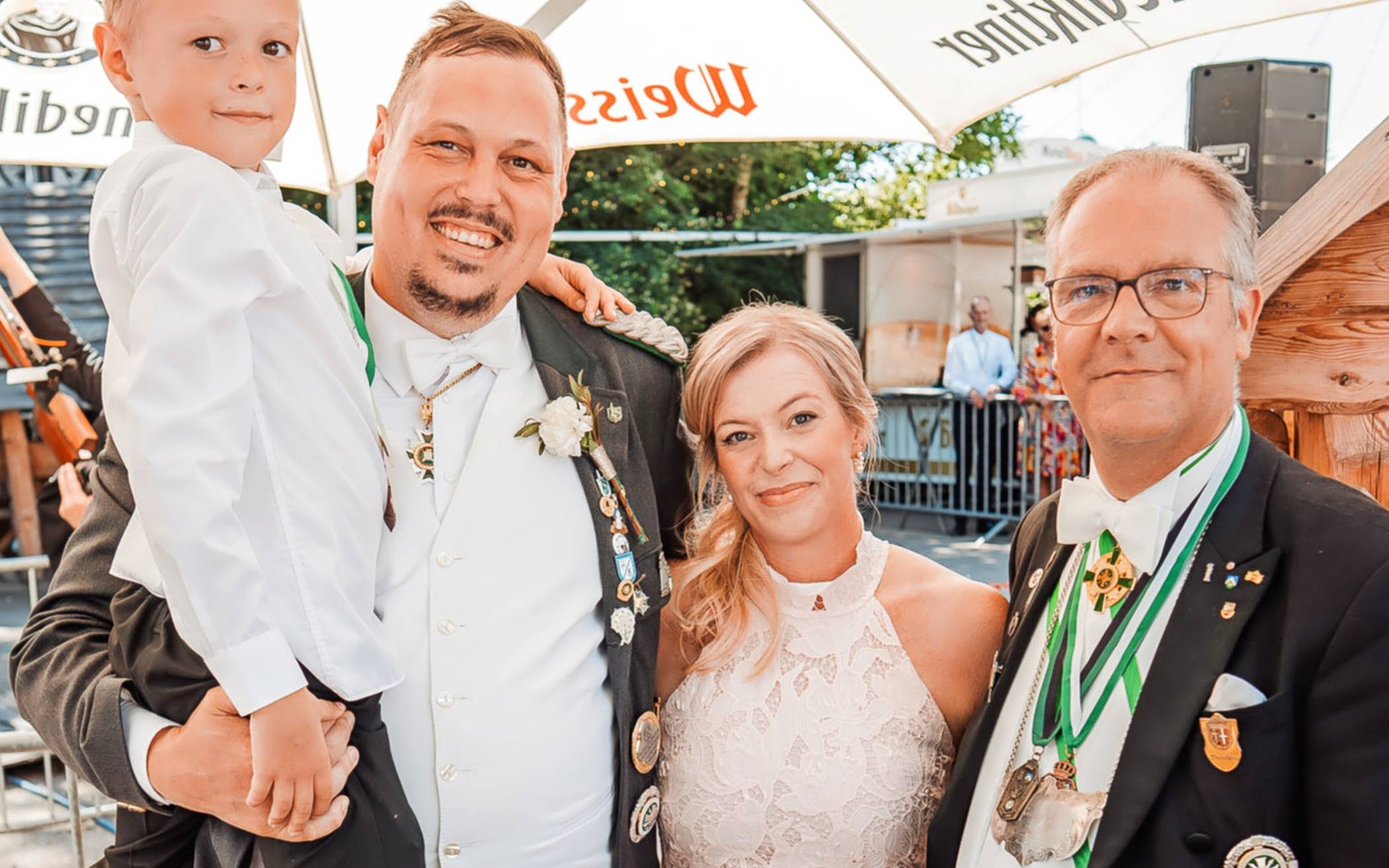  Die neue Königsfamilie: Michael Kolenda mit seiner Königin Mareike und Sohn Jasper. Bruderschafts-Präsident Jochen Hennen (rechts) war einer der ersten Gratulanten.   