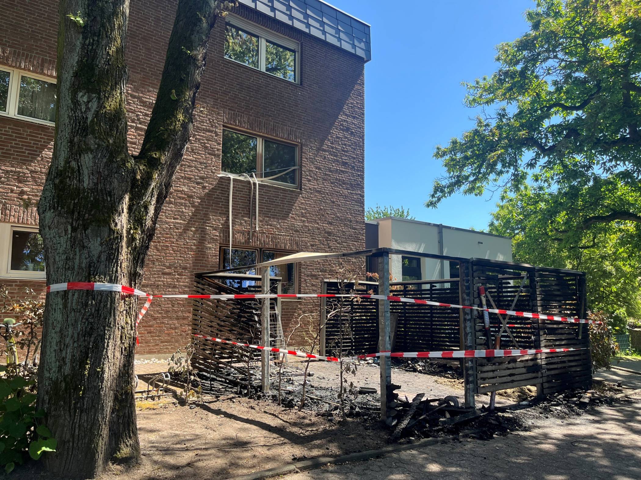 Am Wochenende brannten an der Karlsforster Straße Mülltonnen an einem Gebäude der Pfarrgemeinde. 