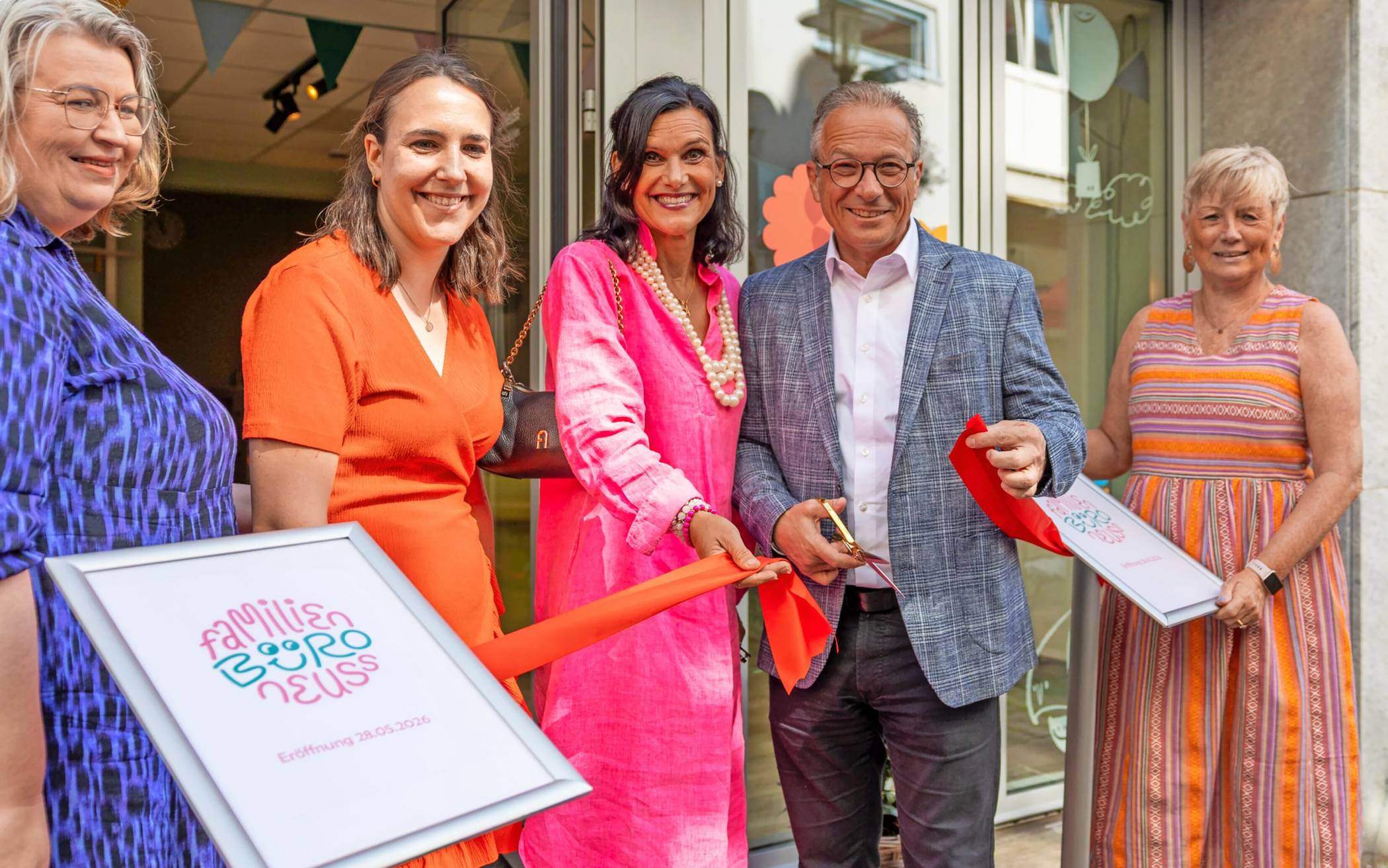   Bürgermeister Reiner Breuer und die Beigeordnete für Jugend, Bildung und Kultur, Ursula Platen (Mitte), eröffnen das Familienbüro gemeinsam mit (v.l.) Ann Christin Kaup, Christina Witter und Andrea Samaras vom Jugendamt der Stadt Neuss.   