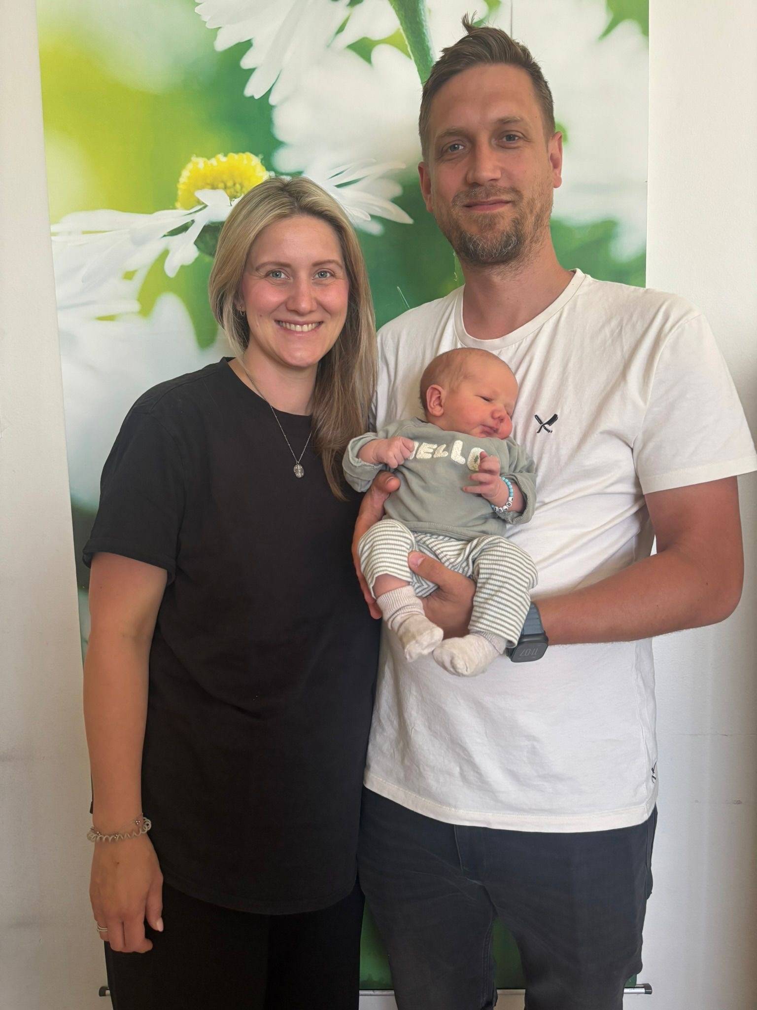 Stefanie und Carsten Kraus mit Baby Oskar. 
