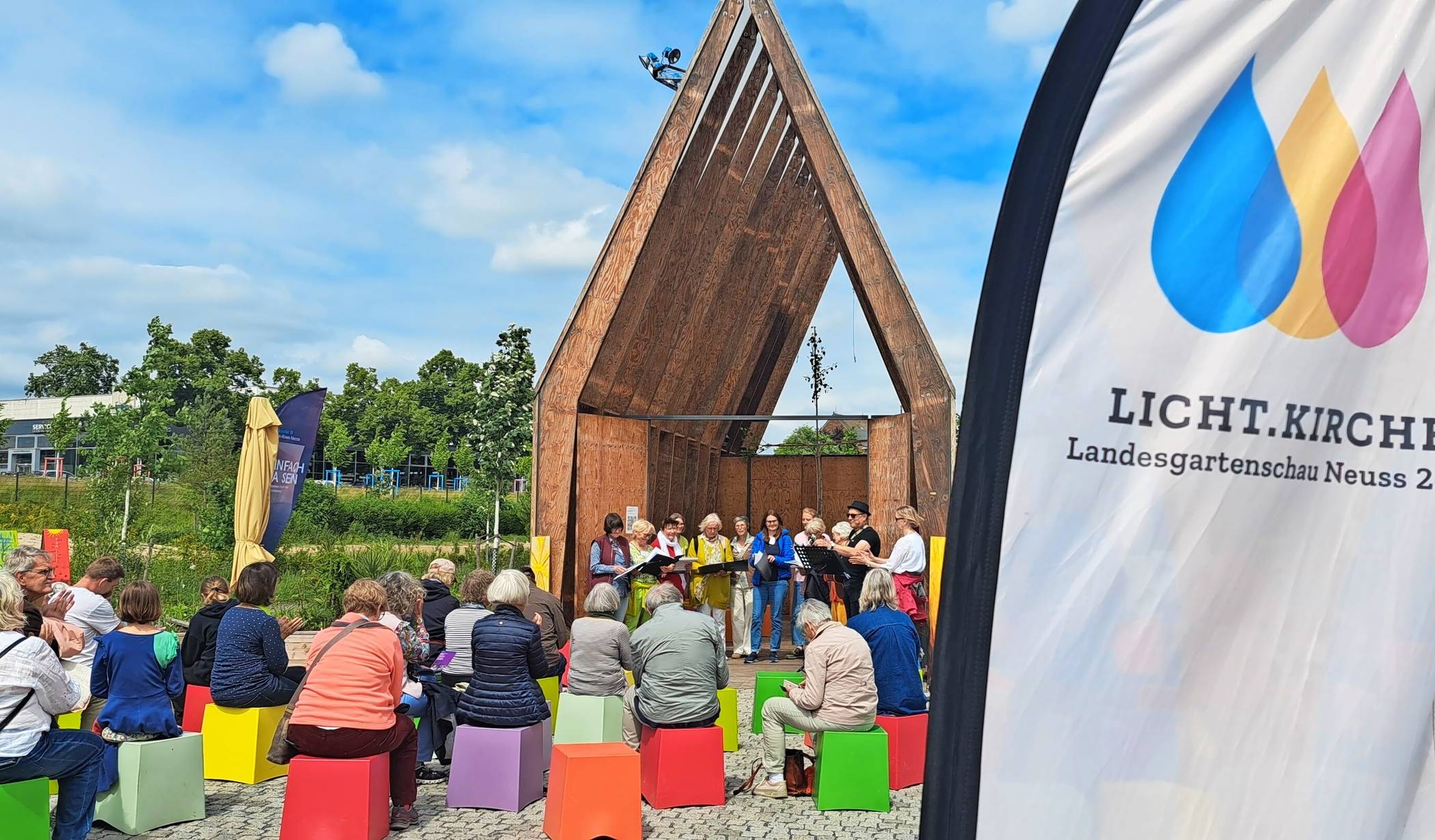 Rund um die Licht.Kirche wird sich die Telefonseelsorge präsentieren. Schwester Philippa Rath (kleines Foto) liest aus ihrem Buch „Meine Hoffnung übersteigt alle Grenzen“ vor.  
