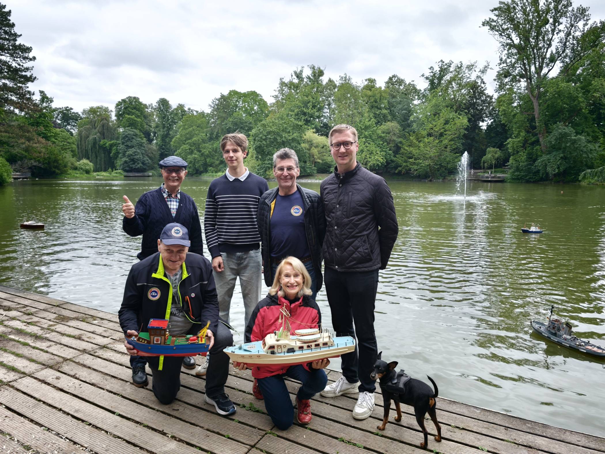 Udo Offergeld (hintere Reihe, 2.v.r.) und Dieter Schnock (vordere Reihe, l.) freuten sich über den Besuch der Sozialdemokraten am Stadtgarten-See: Michael Hohlmann, Florian Meulmann Sascha Karbowiak (hintere Reihe, v.l) und Gisela Hohlmann (vordere Reihe, r.).   