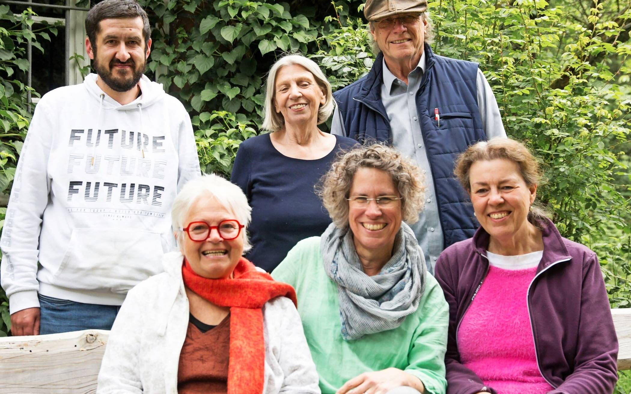  Sie zeigen „Kunst im Bauerngarten“ (hintere Reihe, v.l.): Necati Özen und Hilla Baecker sowie (vordere Reihe, v.l.) Pia Büchert, Michaela Kura und Elke Flock (es fehlt Christina Puth). Für musikalische Unterhaltung sorgt Wolfgang Wiedemann (hintere Reihe, r.).  
