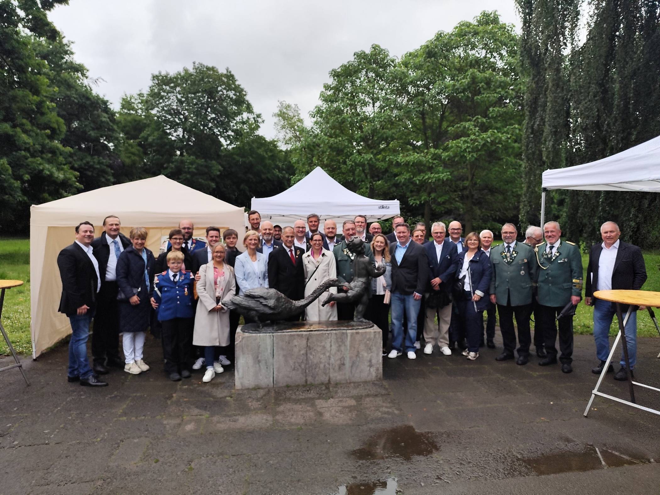  Eine wirklich schöne Tradition: Die „Quirinus-Ritter“ und ihre „Täuflinge“ vor dem „Eierdieb“. 