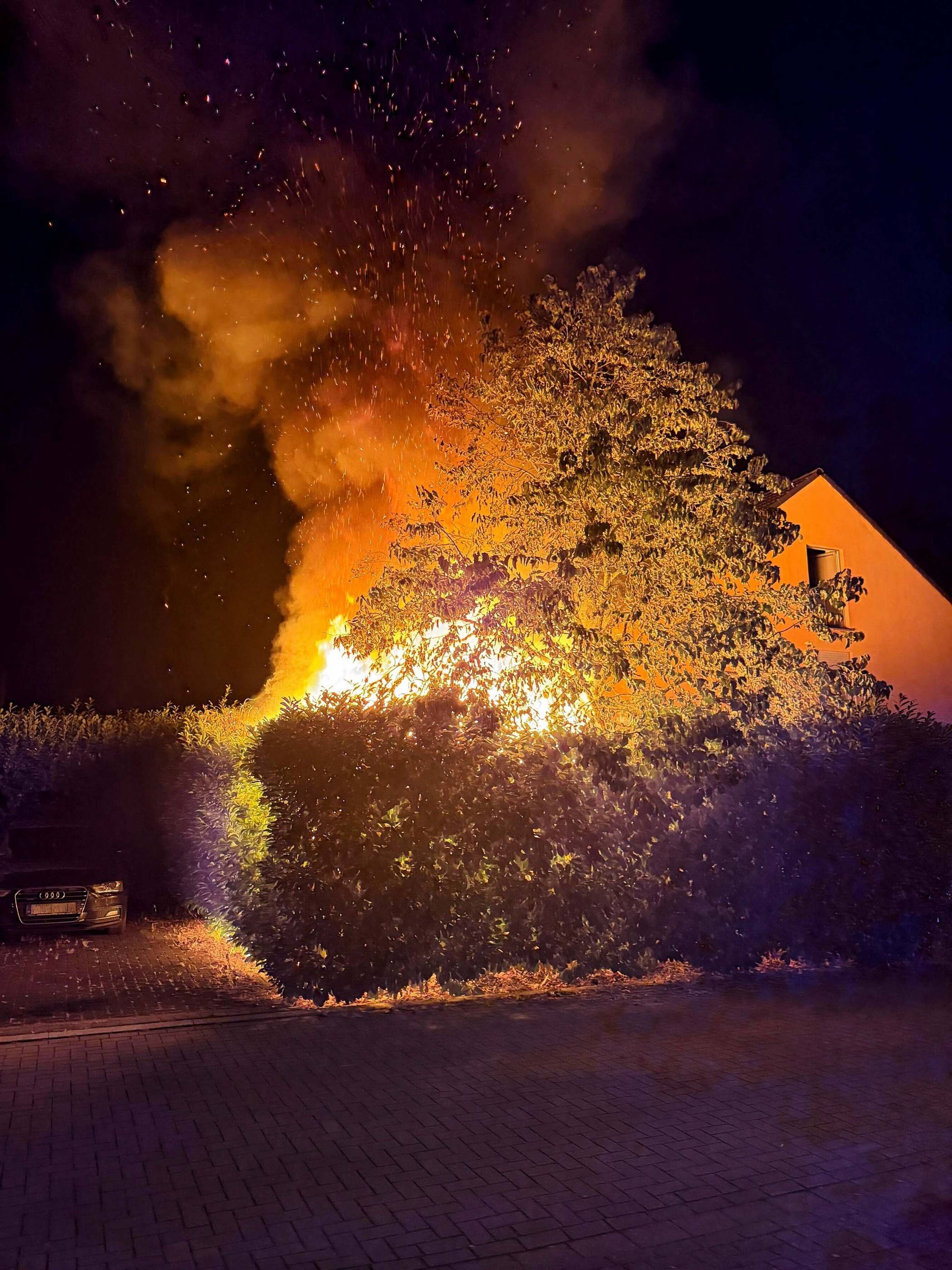 In Allerheiligen stand ein Gartenhaus in Vollbrand. Die Flammen drohten auf ein abgestelltes Fahrzeug sowie das angrenzende Wohnhaus überzugreifen.