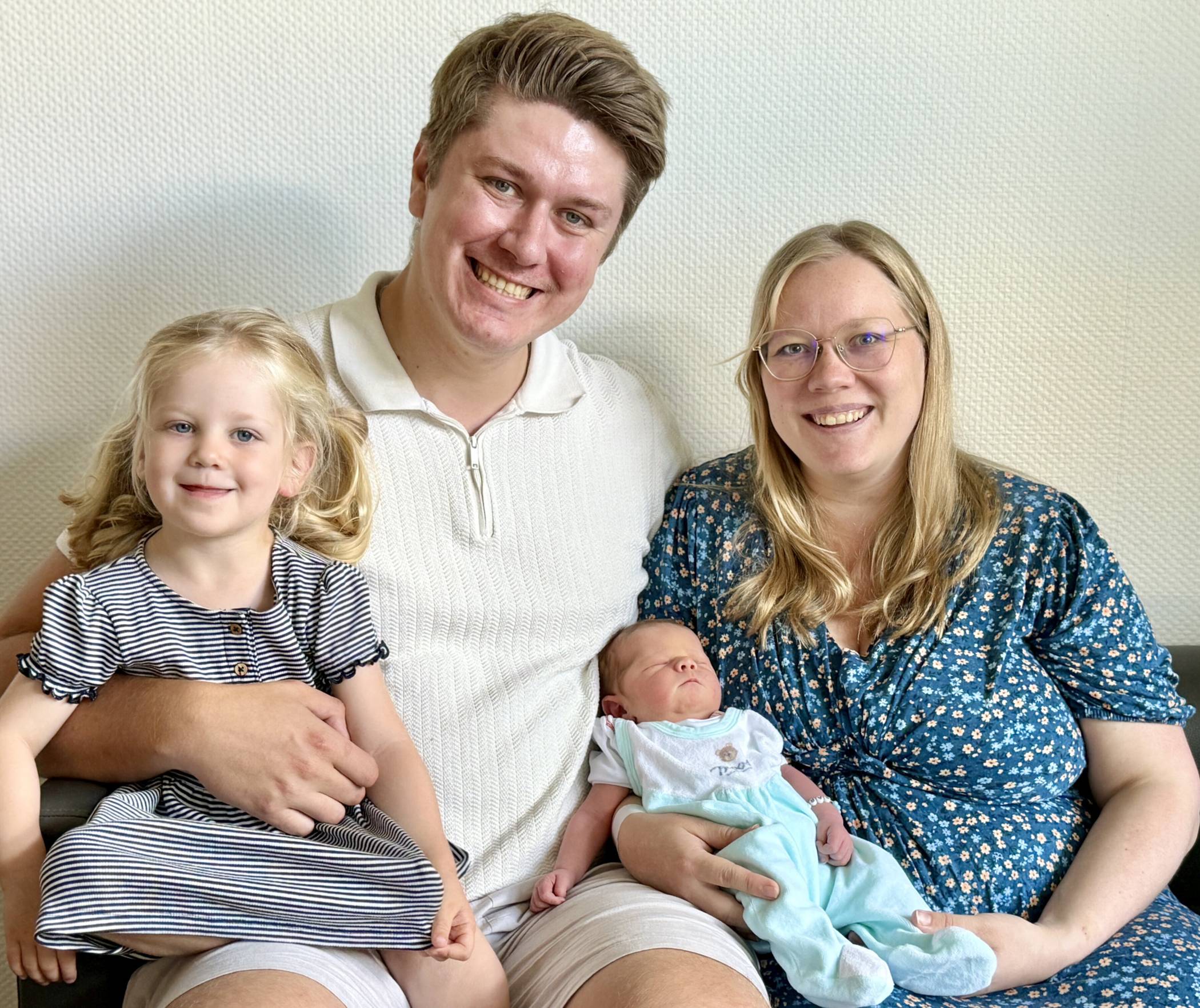 Anna Bartel und Gero Babik-Bartel mit ihrem kleinen Jorik Alexander und seiner großen Schwester Halina. 