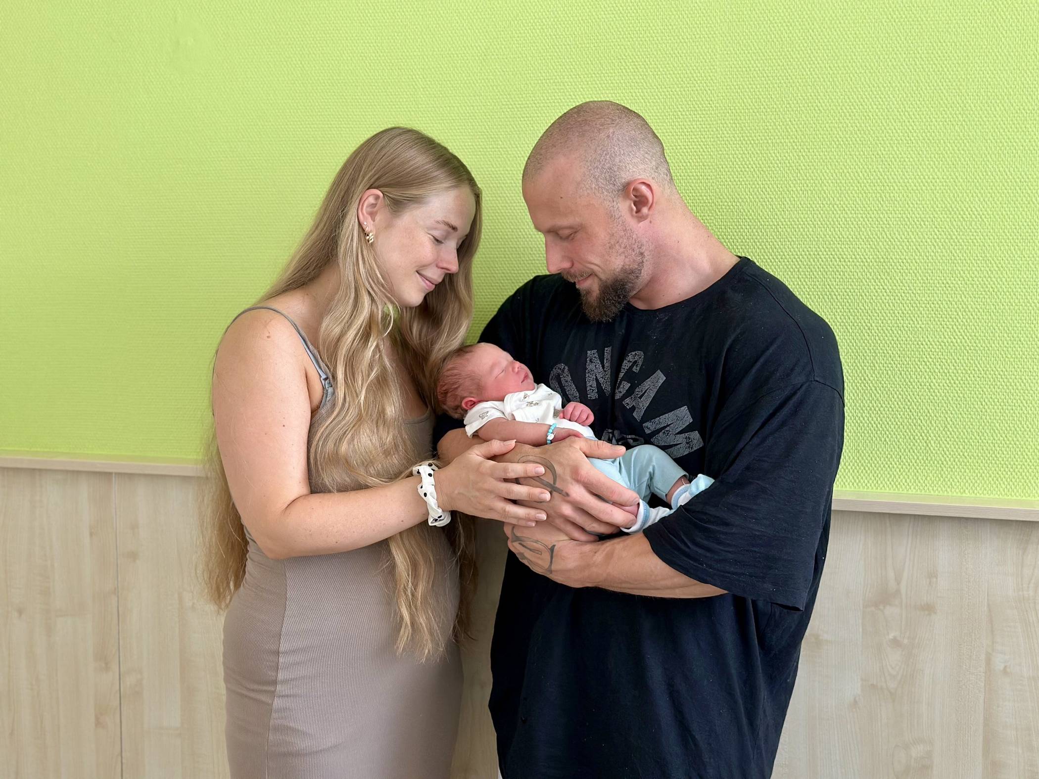  Die stolzen Eltern Sylvia Deutz und Luca Neuenfeldt mit ihrem Sohn Rafael. 