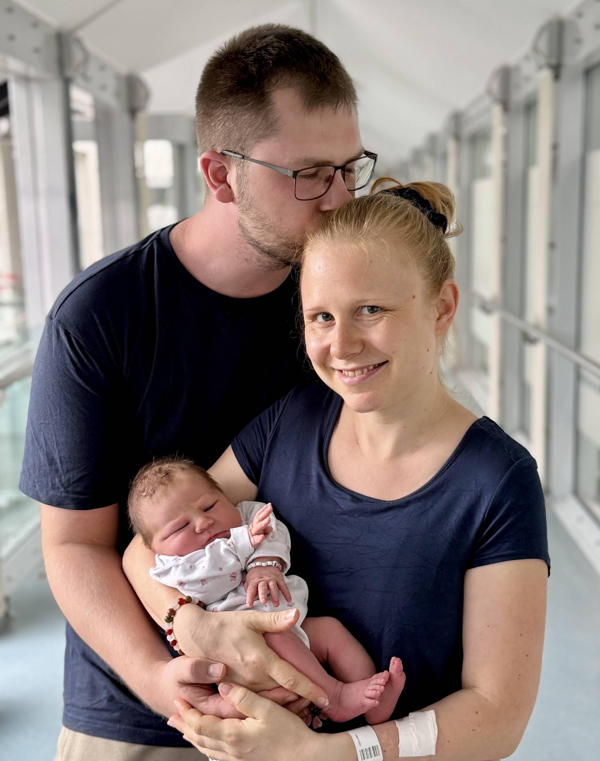  Stephanie und Marvin Schmitt mit ihrer Tochter Isabella. 