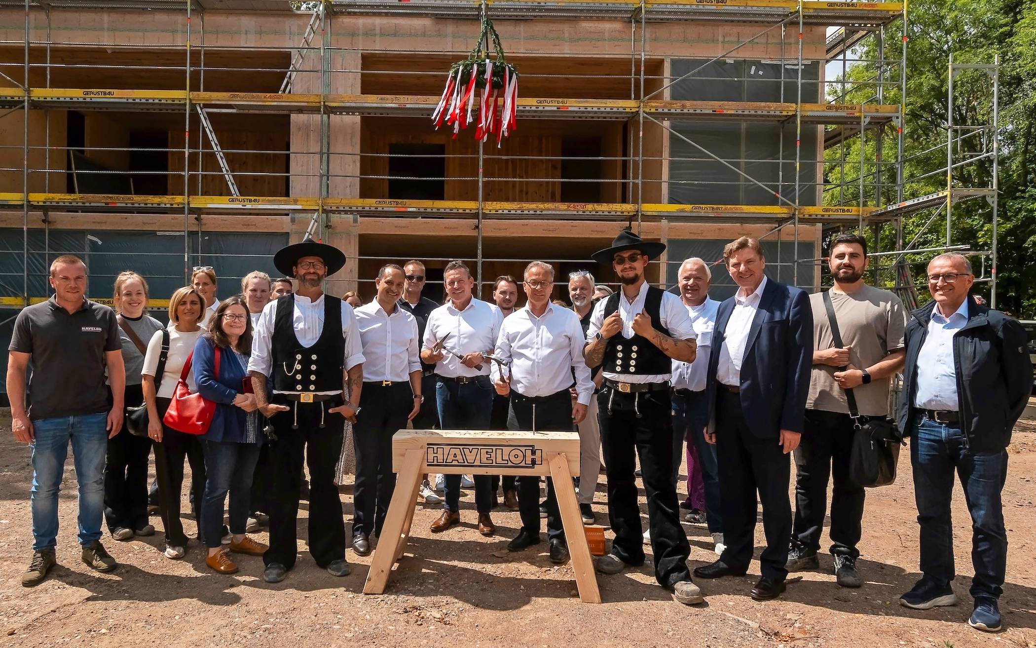 Stimmungsvolle Richtfest-Feier: In nur wenigen Monaten vom Spatenstich zum Rohbau für die neue Kita an der Parisstraße, die noch keinen Namen hat.  