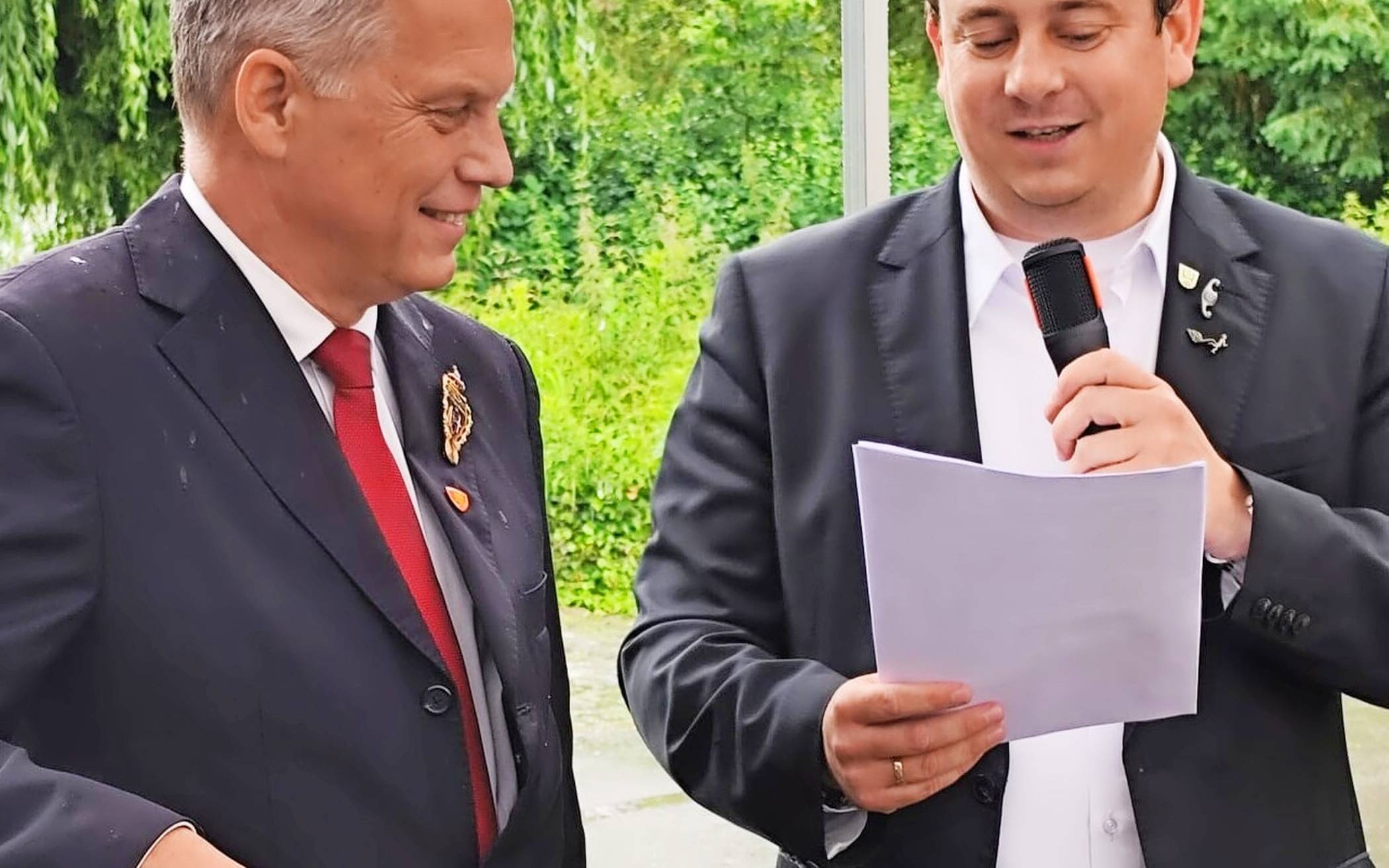   Oberleutnant Dominik Steiner (r.) liest Schützenkönig Franz Josef Odendahl den „Taufspruch“ vor.   