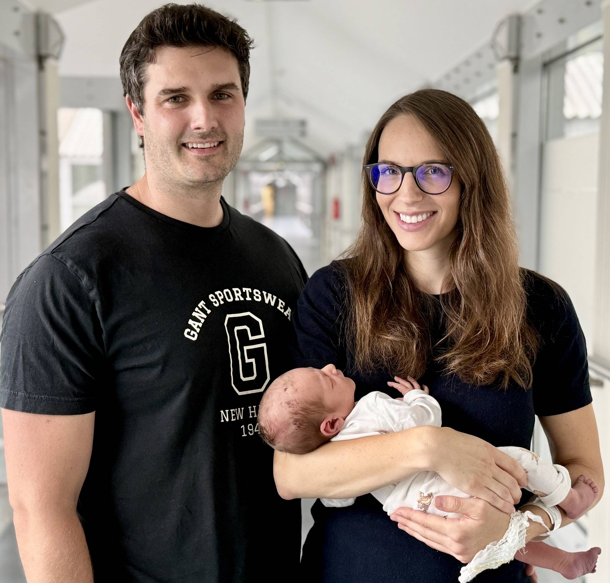 Miriam und Florian Güsgen mit ihrem Anton.  