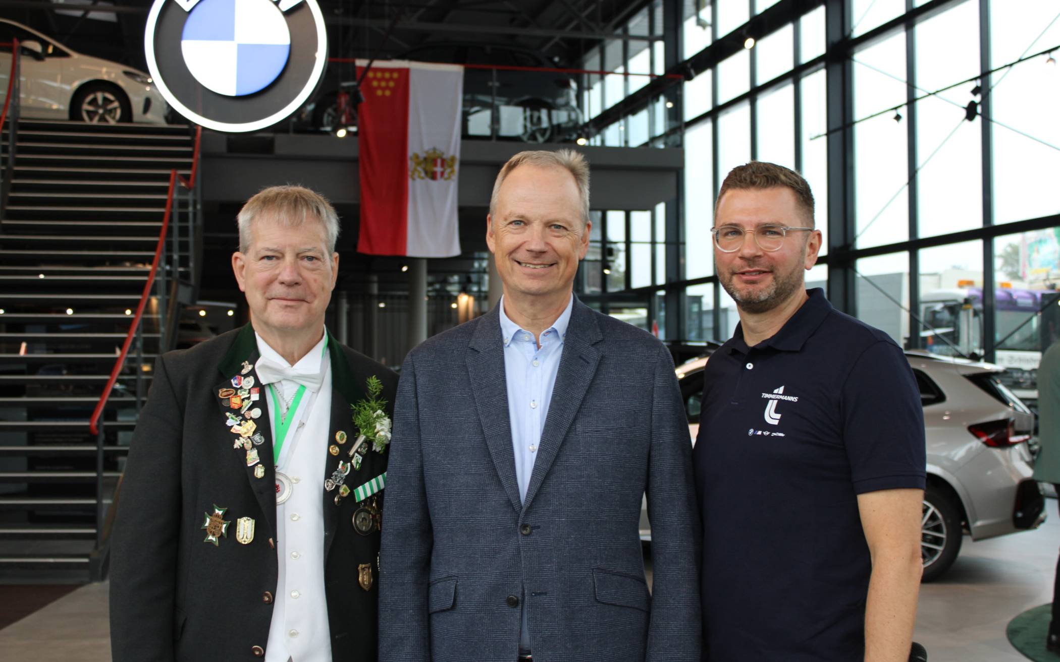 Geschäftsführer Thomas Timmermanns (Mitte) mit Filialleiter André Ströttchen (r.)...