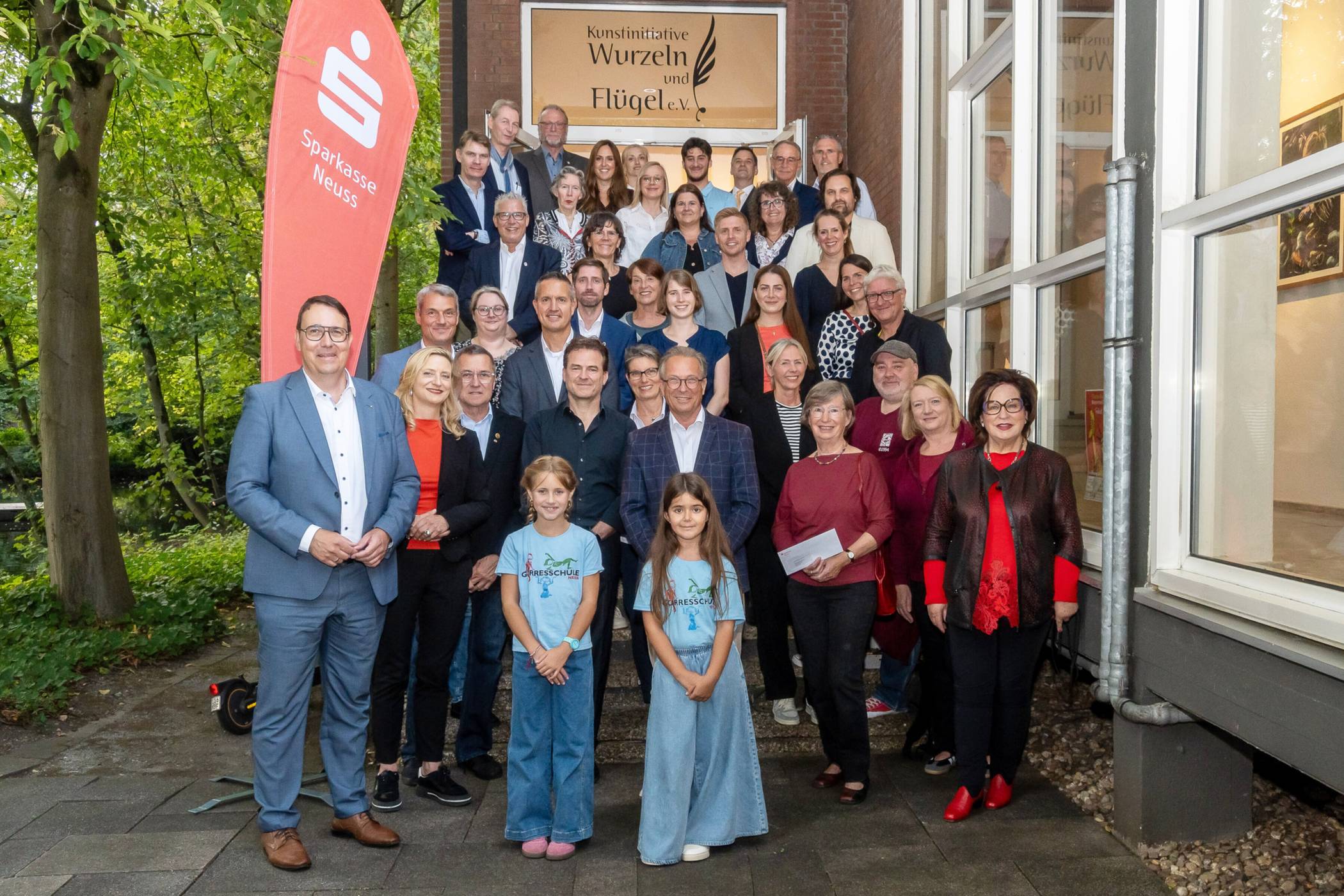  Jung und Alt freuten sich über die Spendenmittel aus den Sparkassenstiftungen, die Sparkassenvorstand Carsten Proebster und Bürgermeister Reiner Breuer in Schloss Reuschenberg übergaben.  