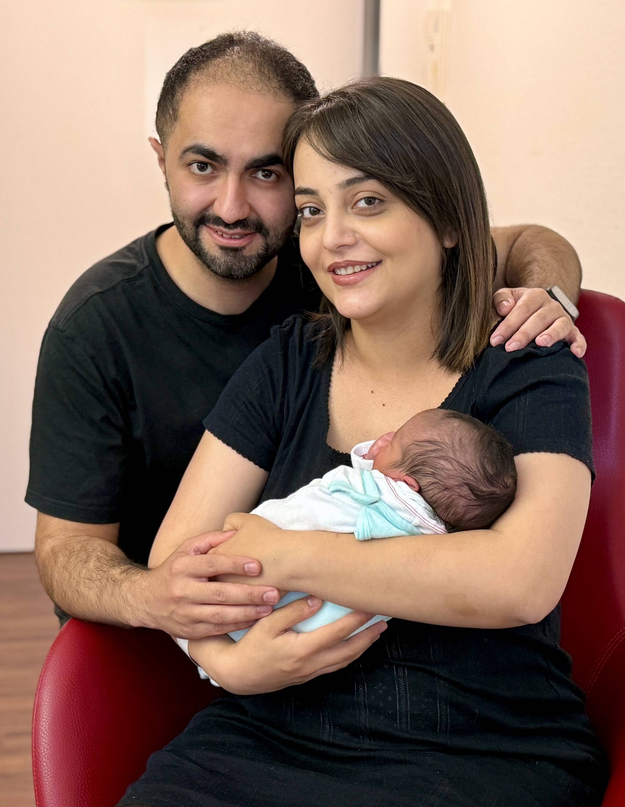 Mina Ismayilzada und Hikmat Hajiyev mir ihrem Sohn Michael.  