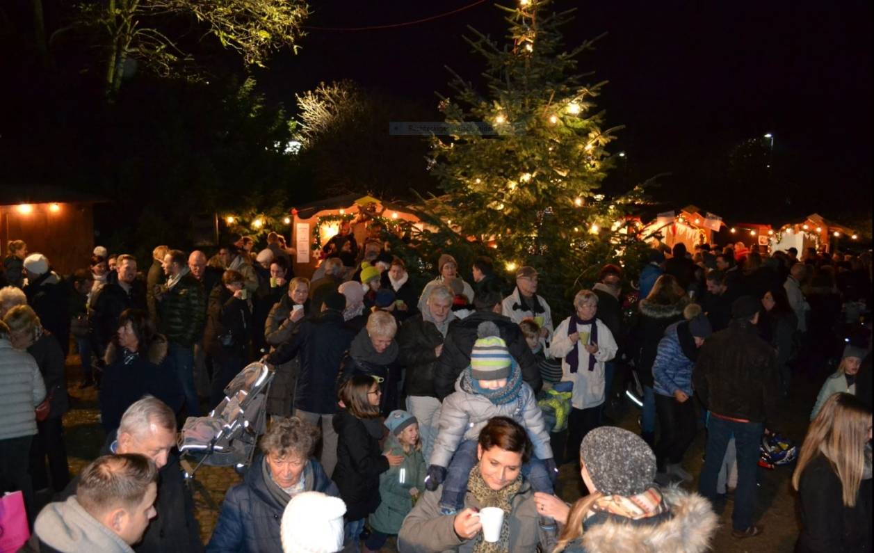  Der Weihnachtsmarkt im Alten Dorf ist alljährlich ein beliebter Treffpunkt für Jung und Alt. 