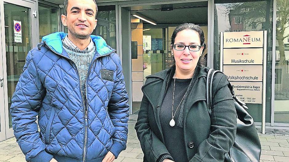  Saeid Mieini dankt Ehrenamtlern wie Bouchra El Maazi (rechts), die ihm den Start in das neue Leben leichter gemacht haben. 