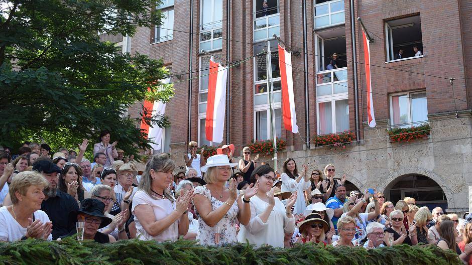 Je zwei Karten für die Schützentribüne